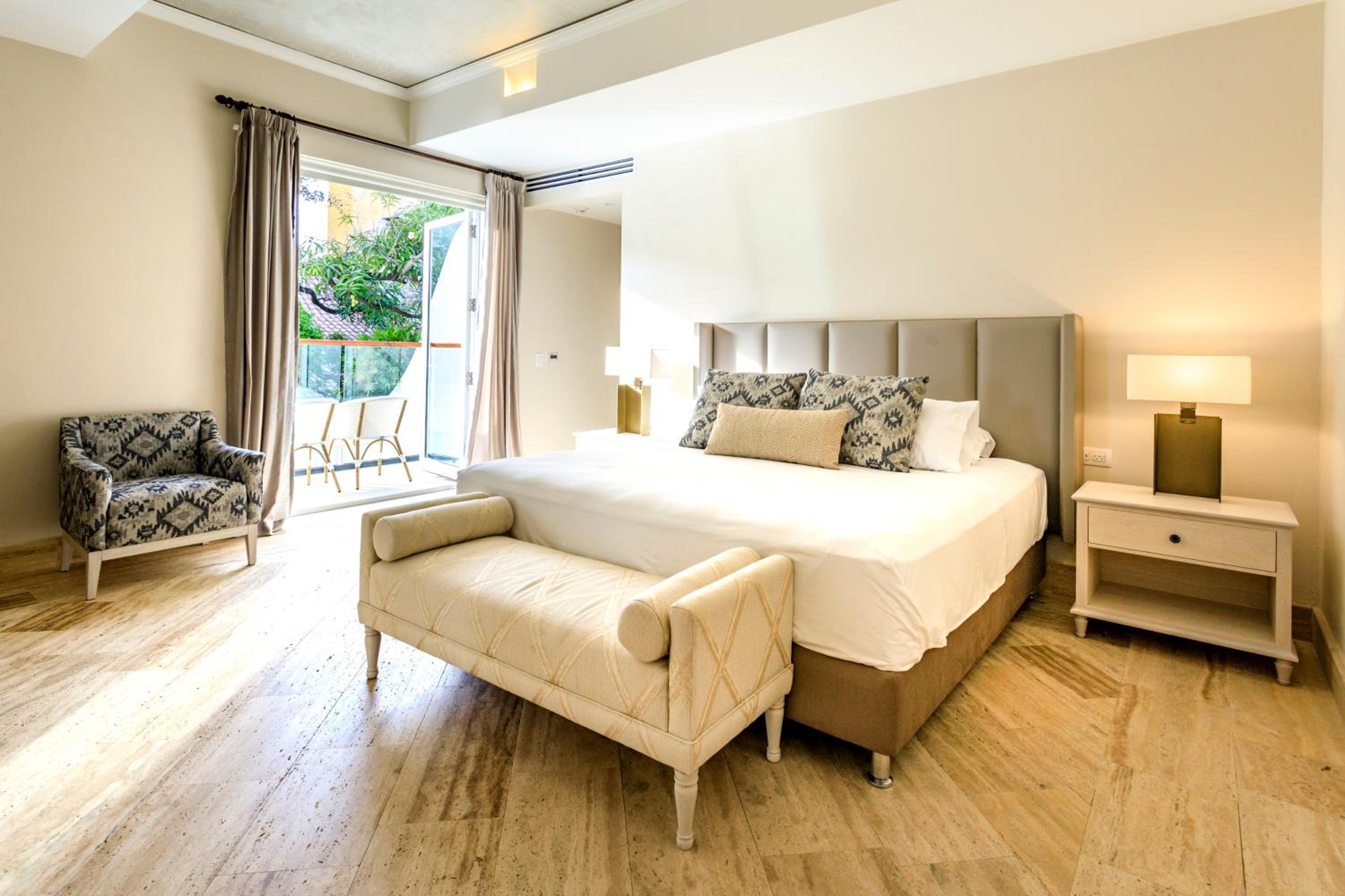 Deluxe Double Room with Balcony photo 1