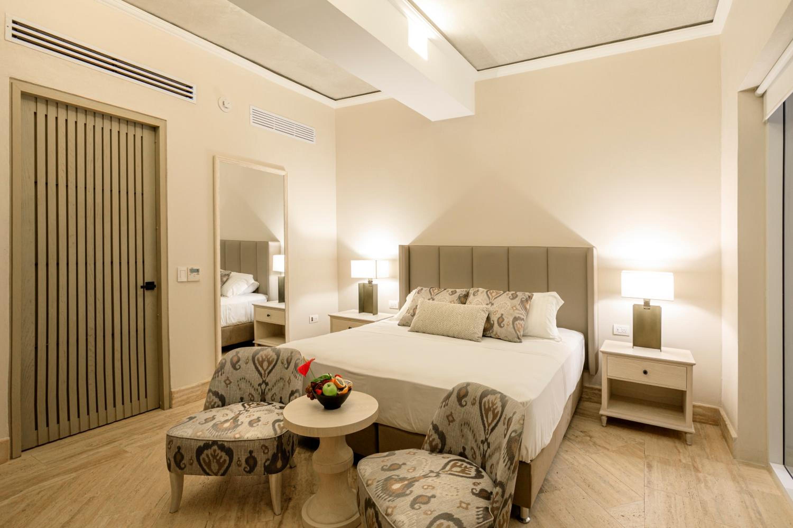 Deluxe King Room photo 2