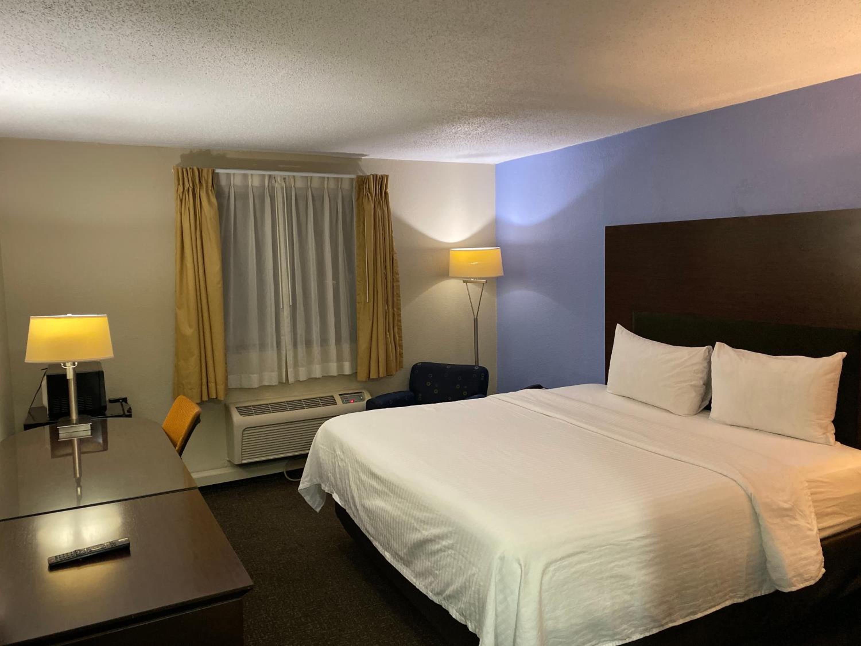 King Room - Non-Smoking - Photo 1