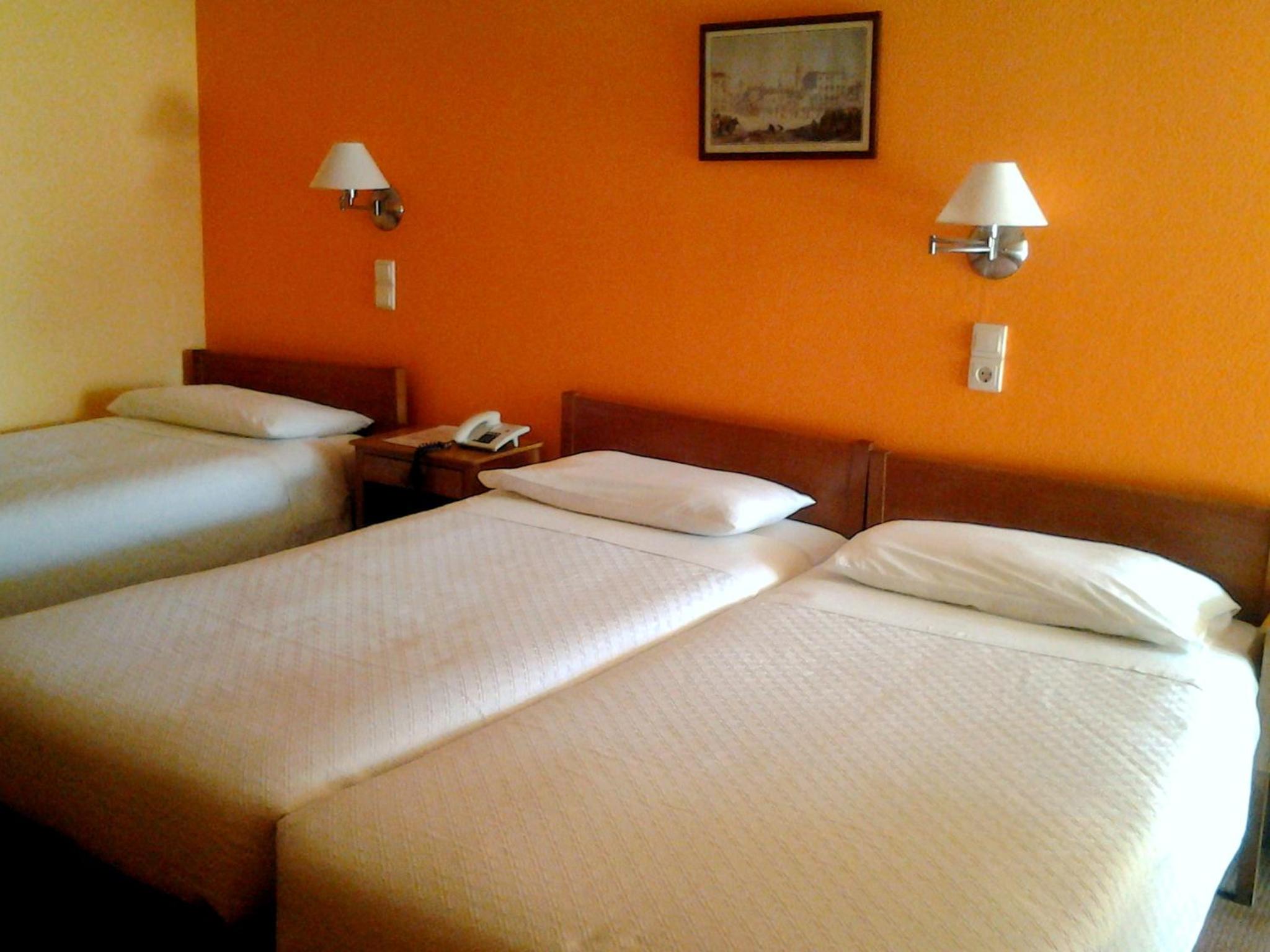 Twin Room with Extra Bed photo 1