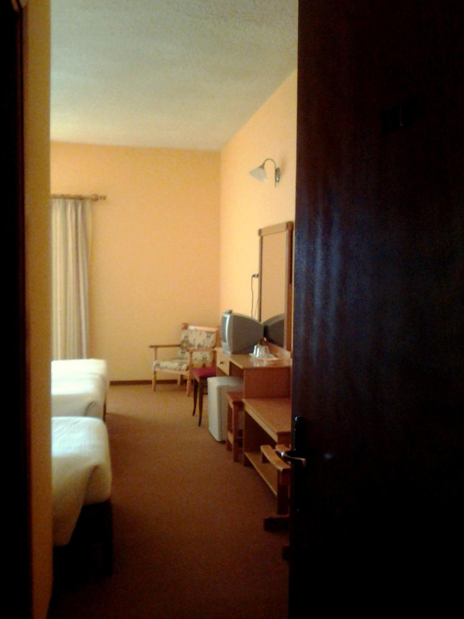 Twin Room with Extra Bed photo 3