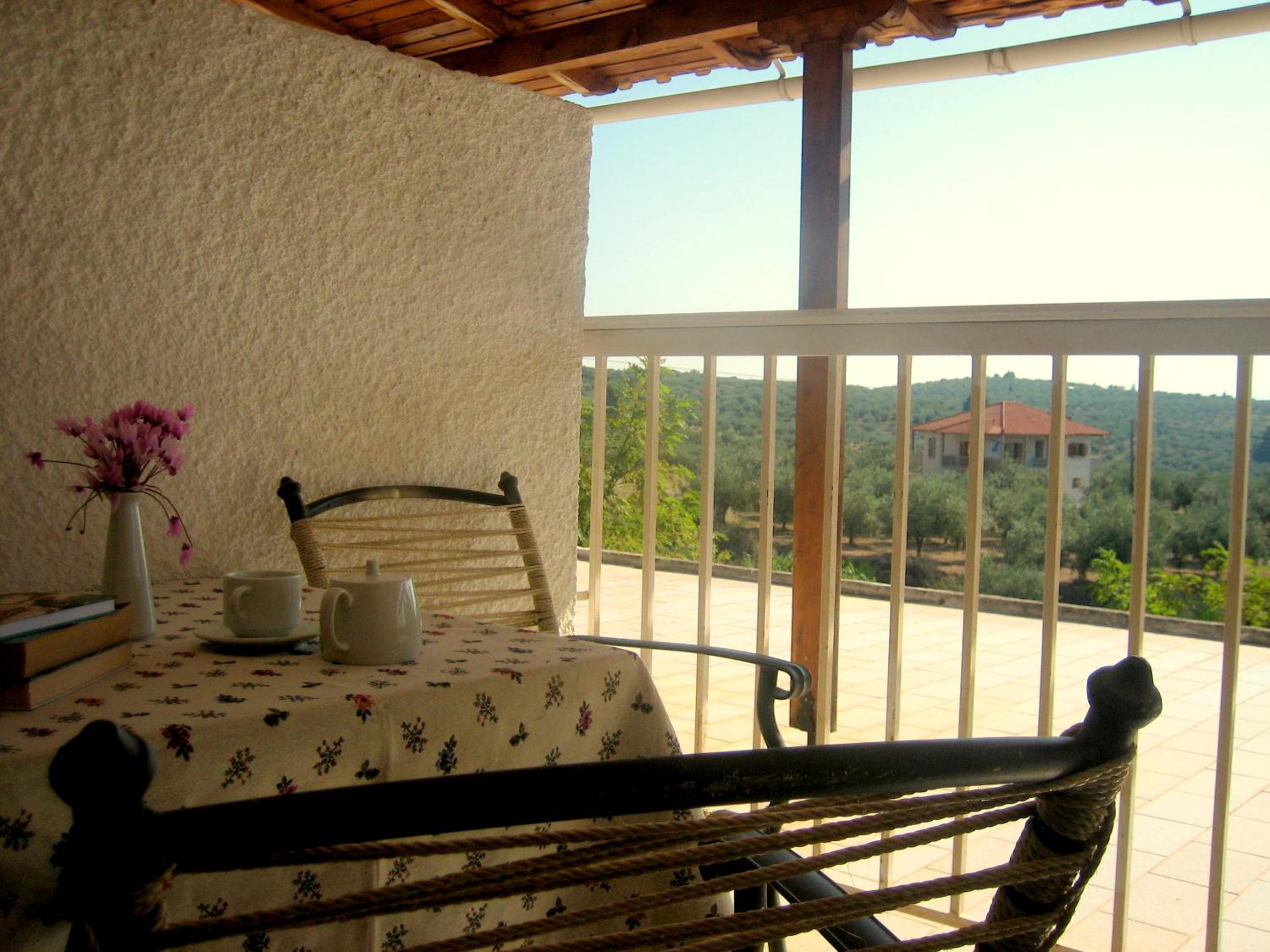 Family Room with Mountain View - Photo 3
