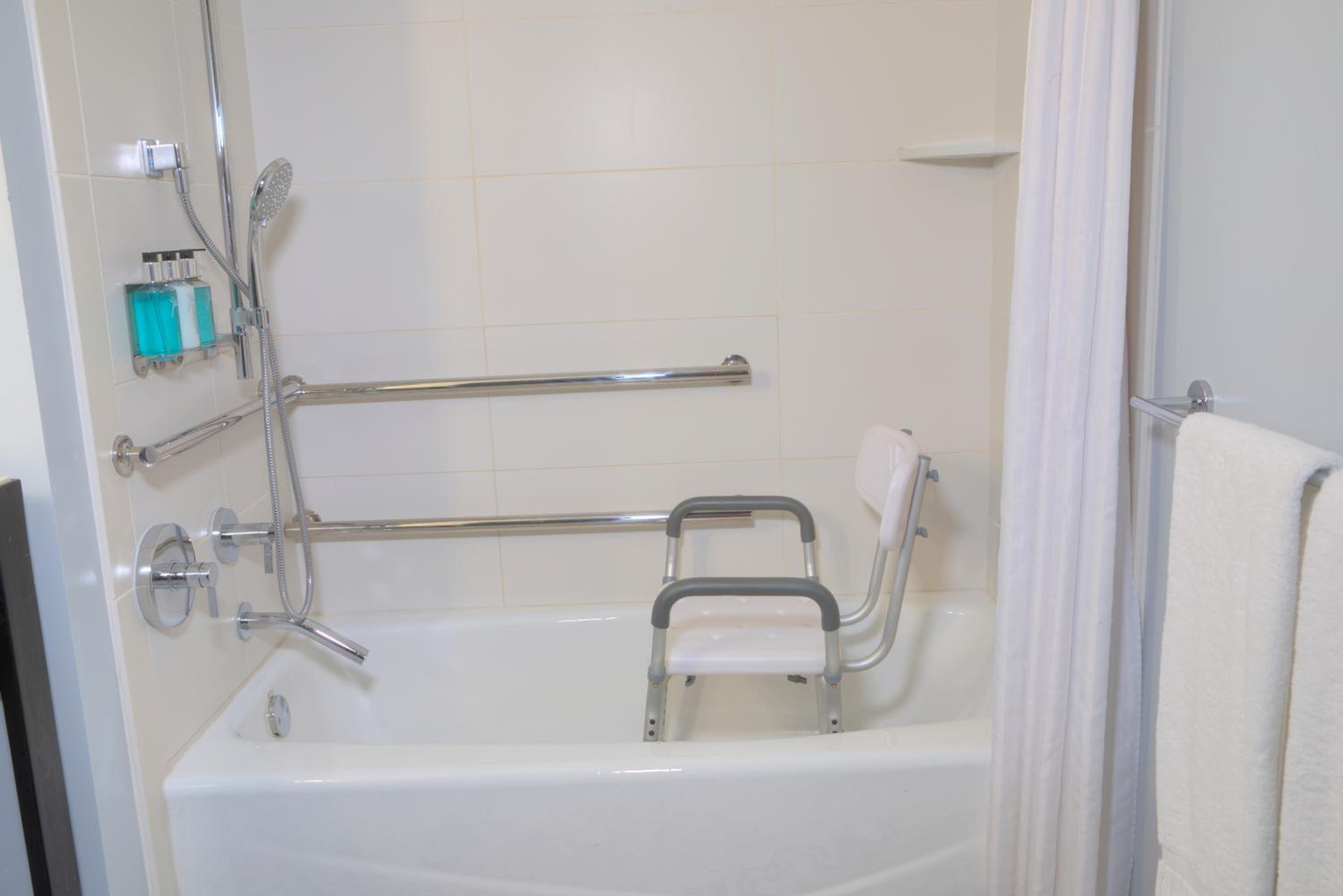Quadruple Room - Disability Access - Photo 4