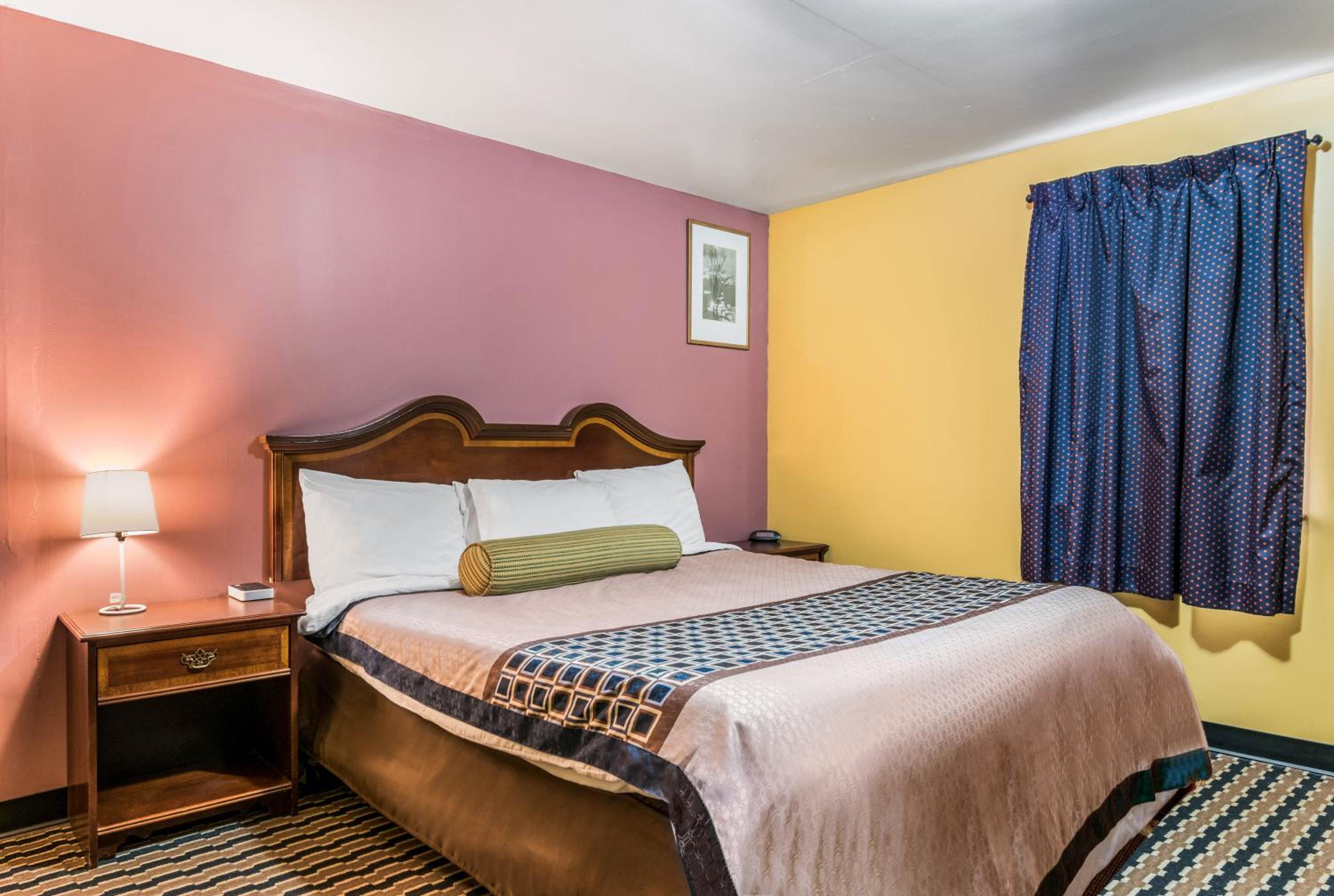 King Room - Non-Smoking - Photo 3