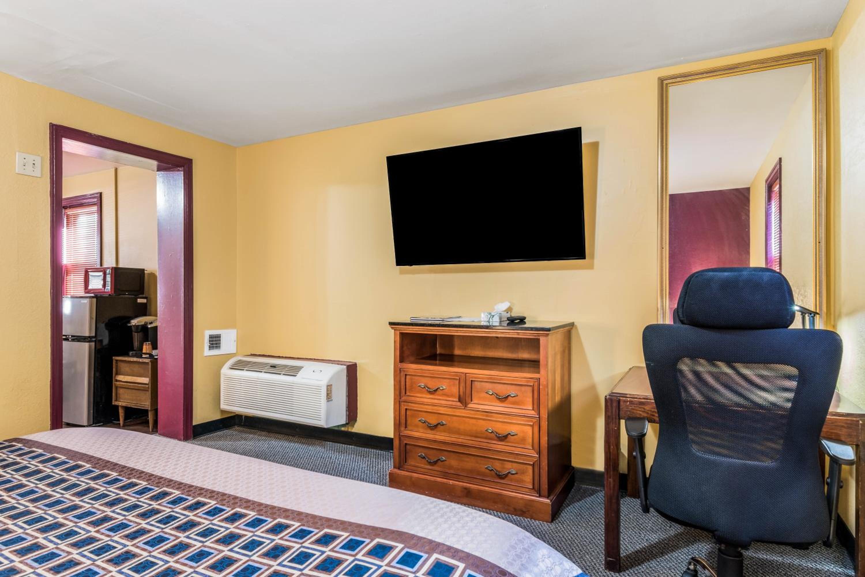 King Room - Non-Smoking - Photo 6