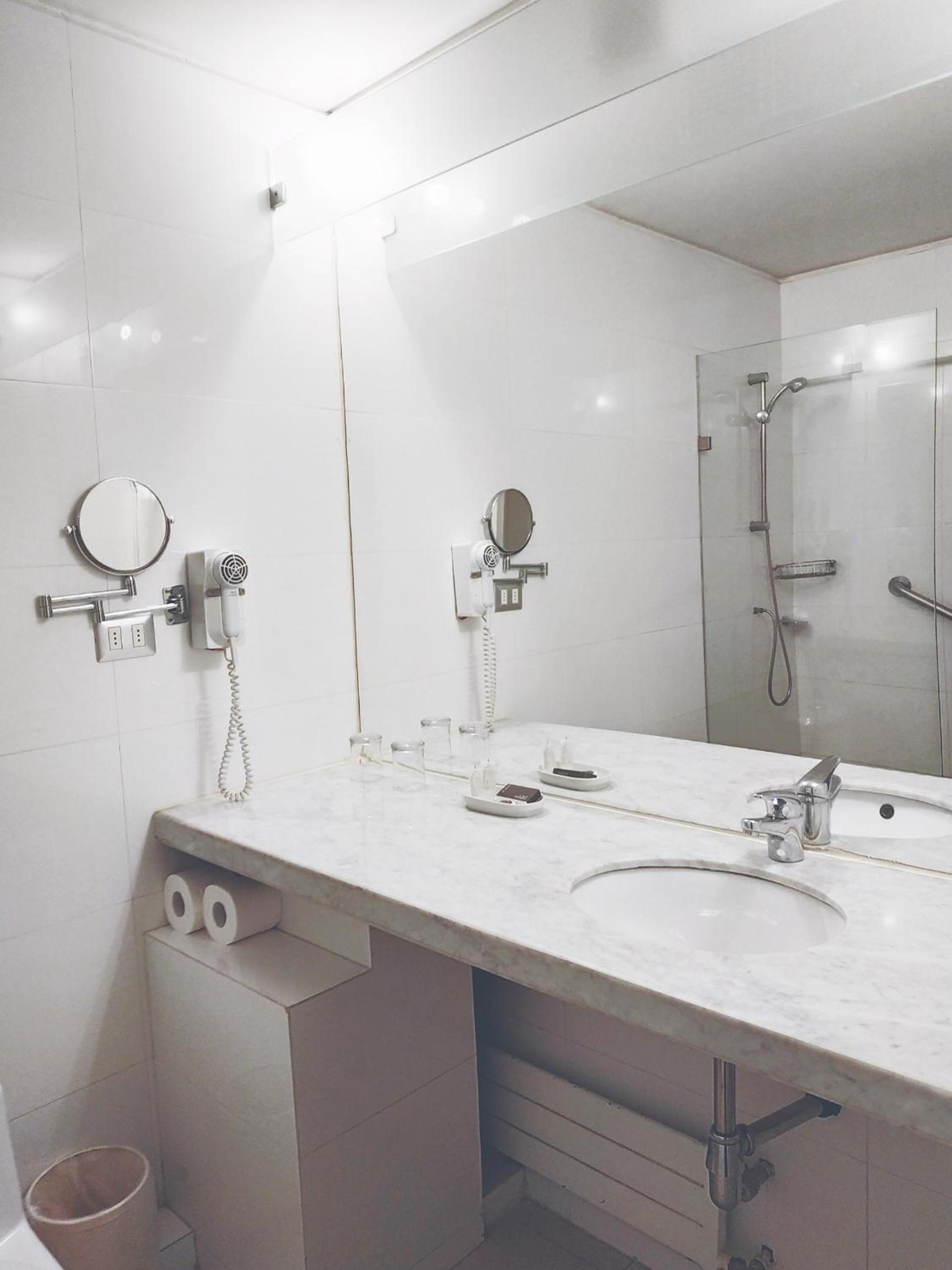 Standard Twin Room - Photo 4