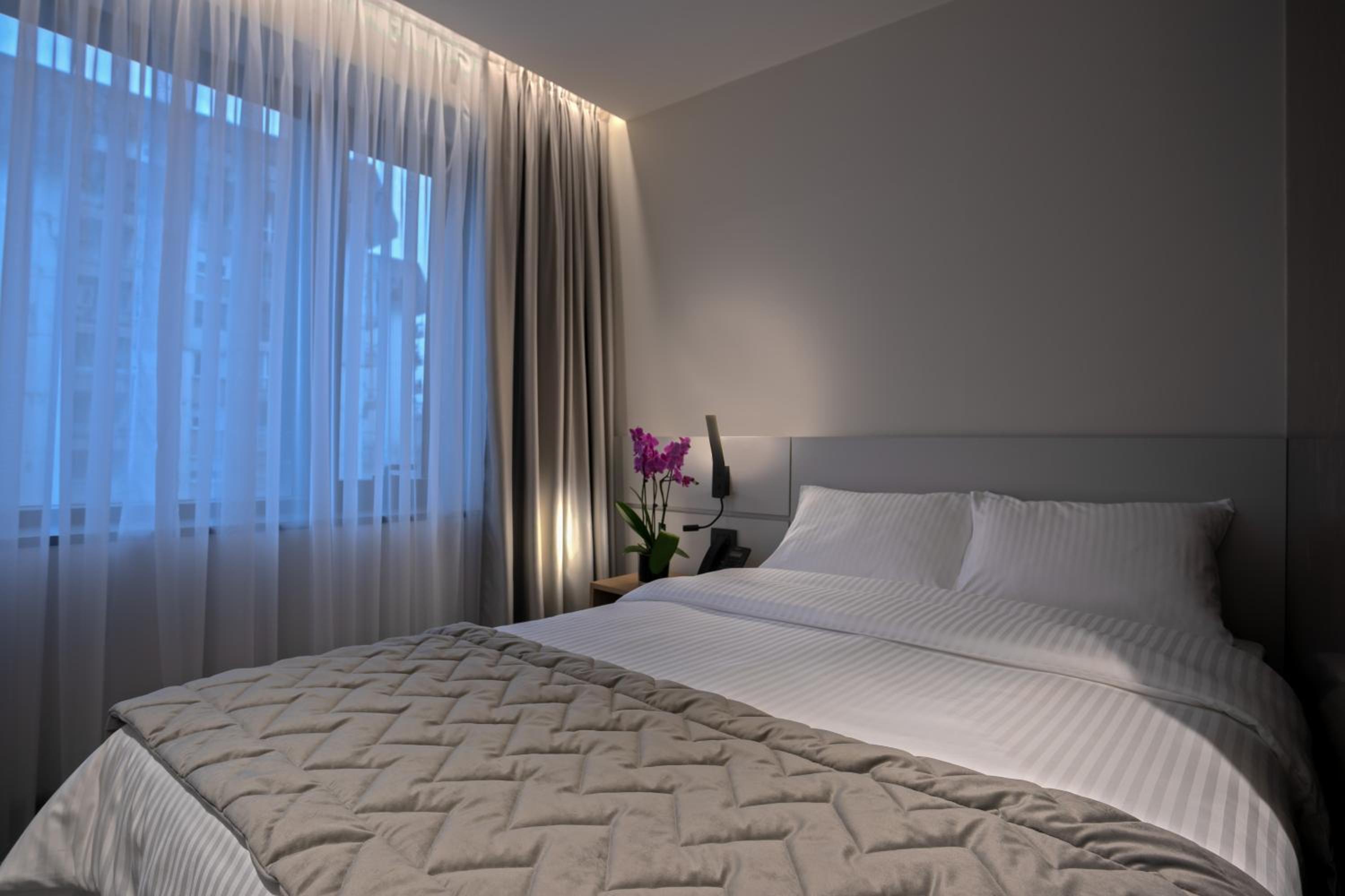 Standard Queen Room with Free Wellness photo 3