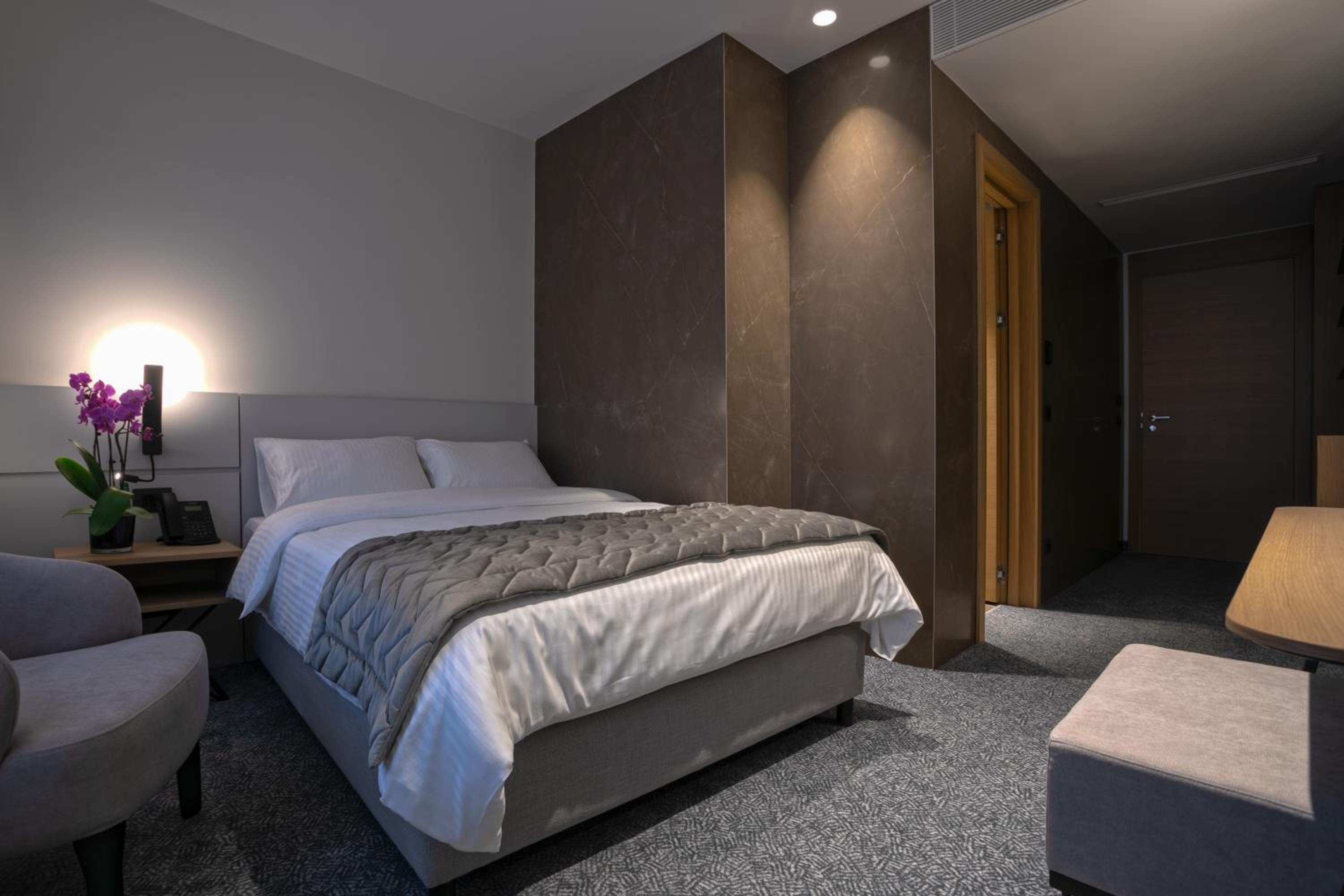Standard Queen Room with Free Wellness