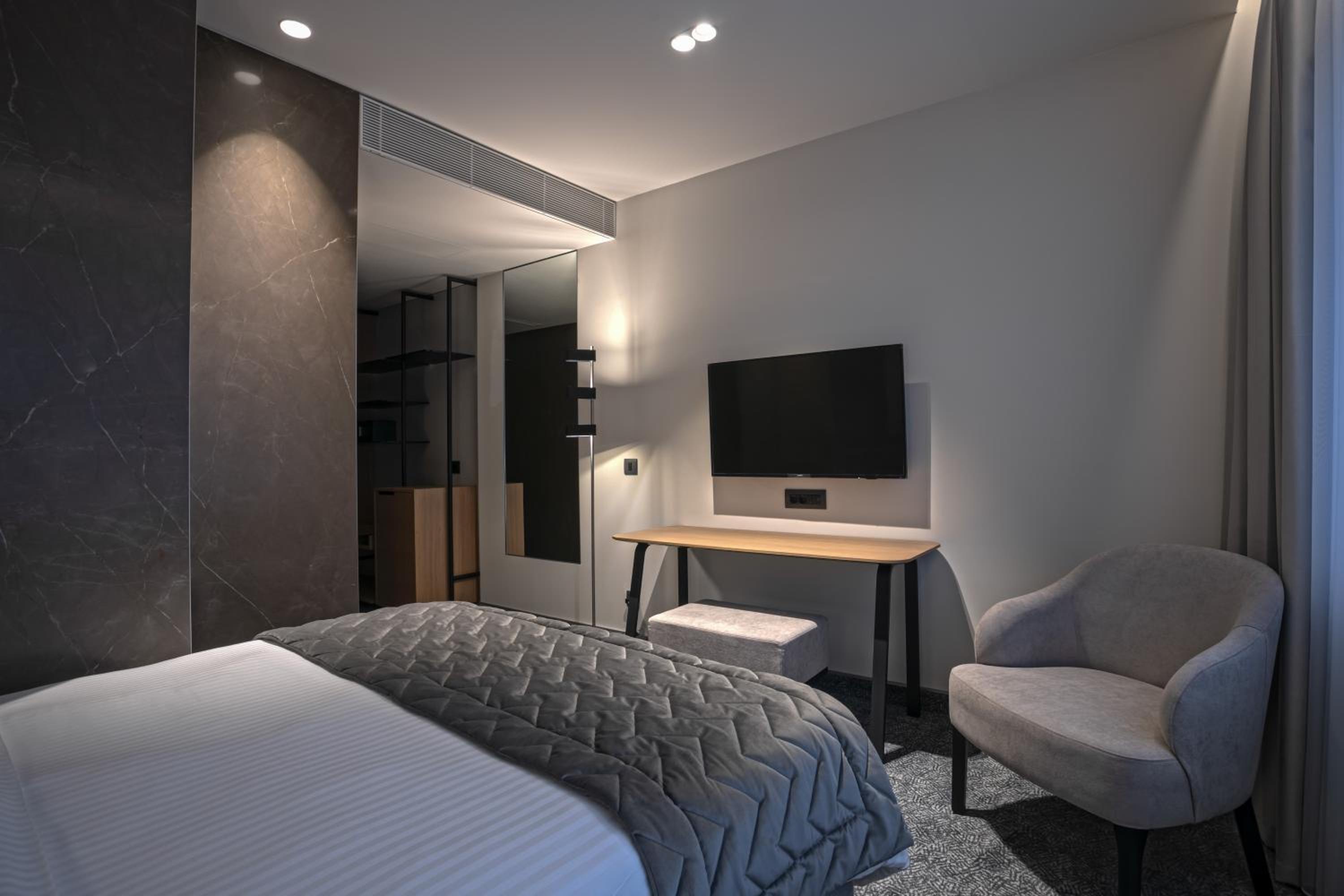 Standard Queen Room with Free Wellness photo 2