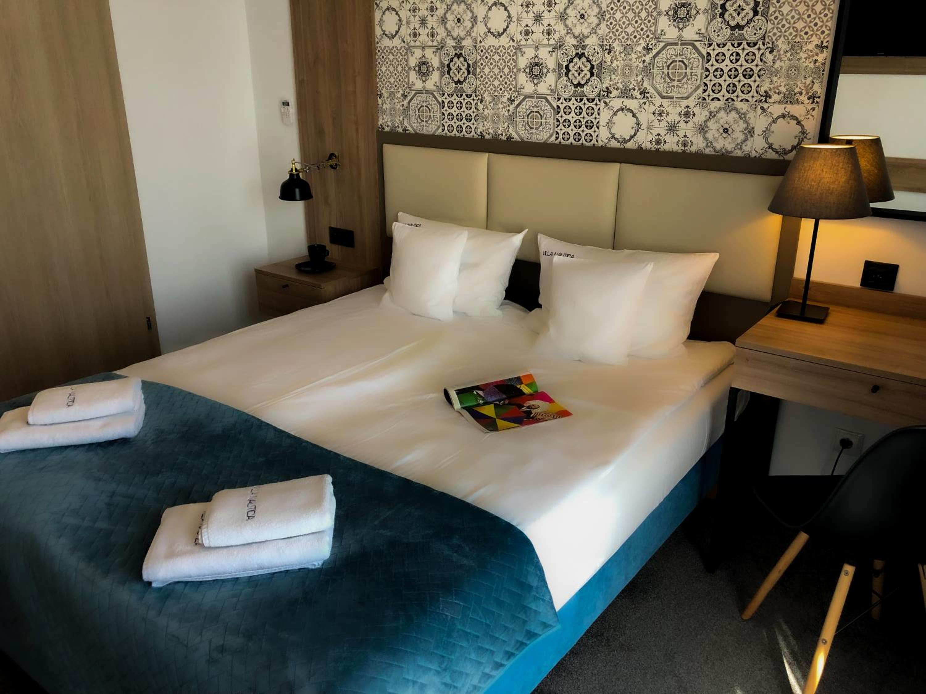 Small Double or Twin Room with Balcony - Photo 9