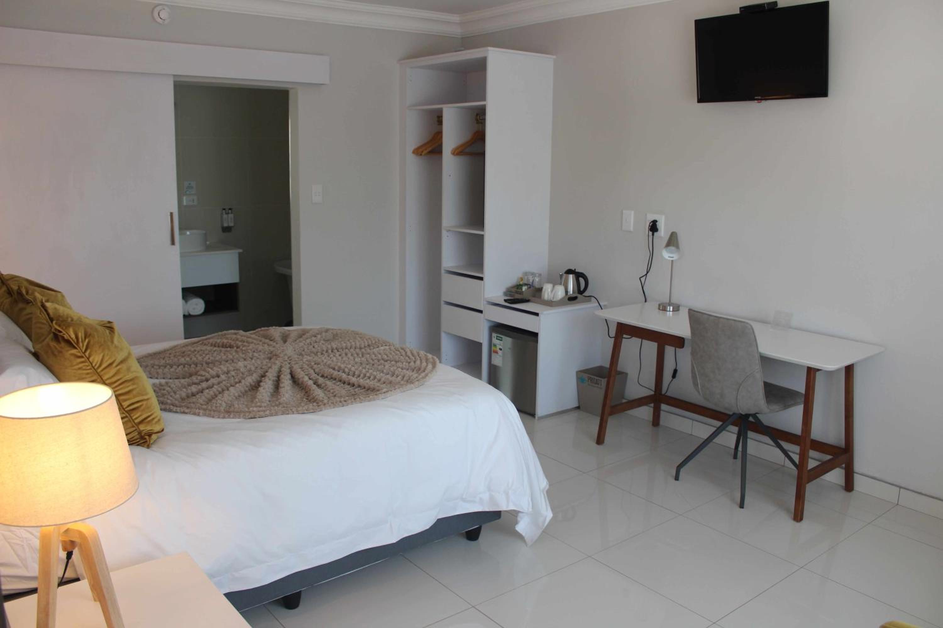 Deluxe King Room - Photo 8