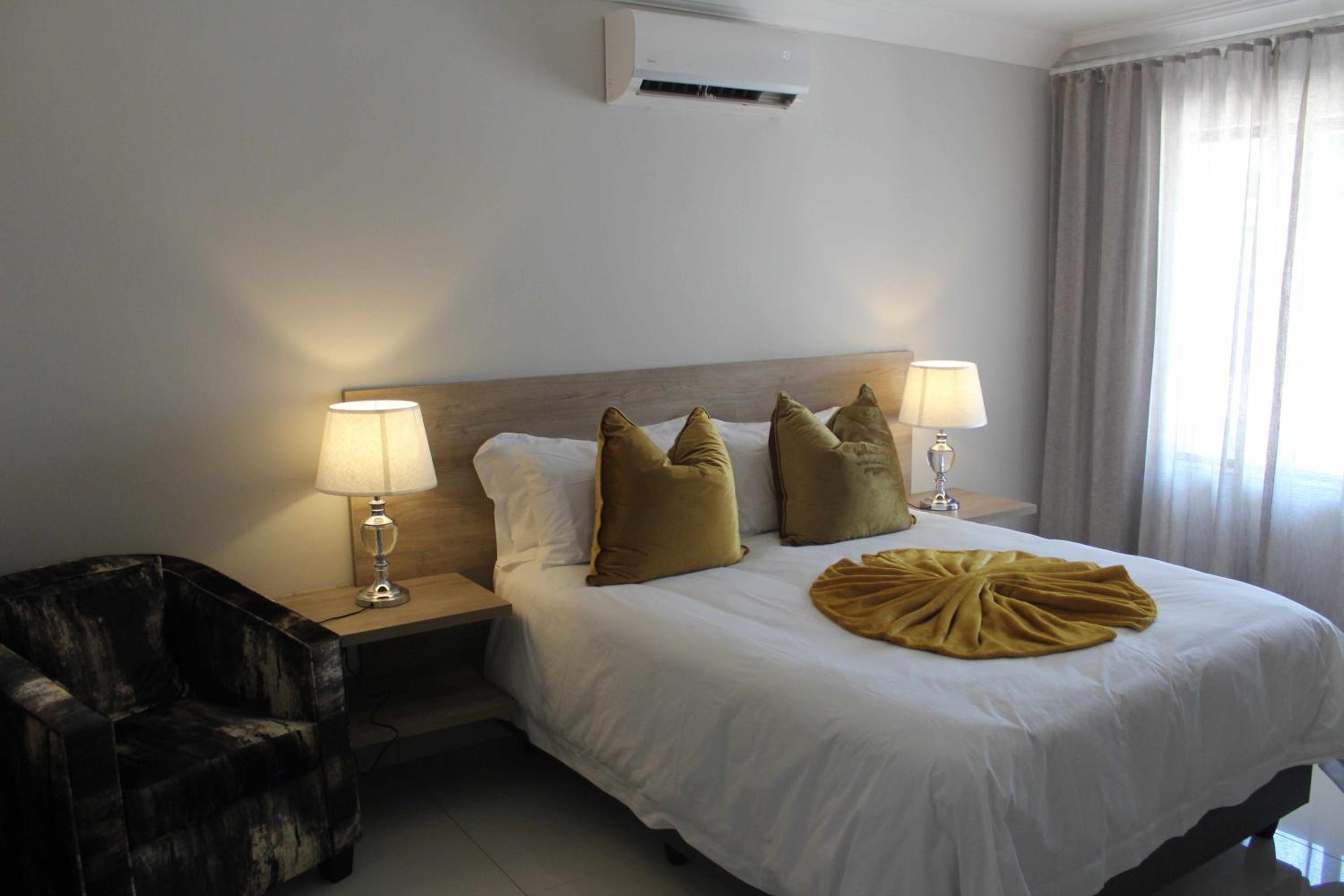 Deluxe King Room - Photo 6