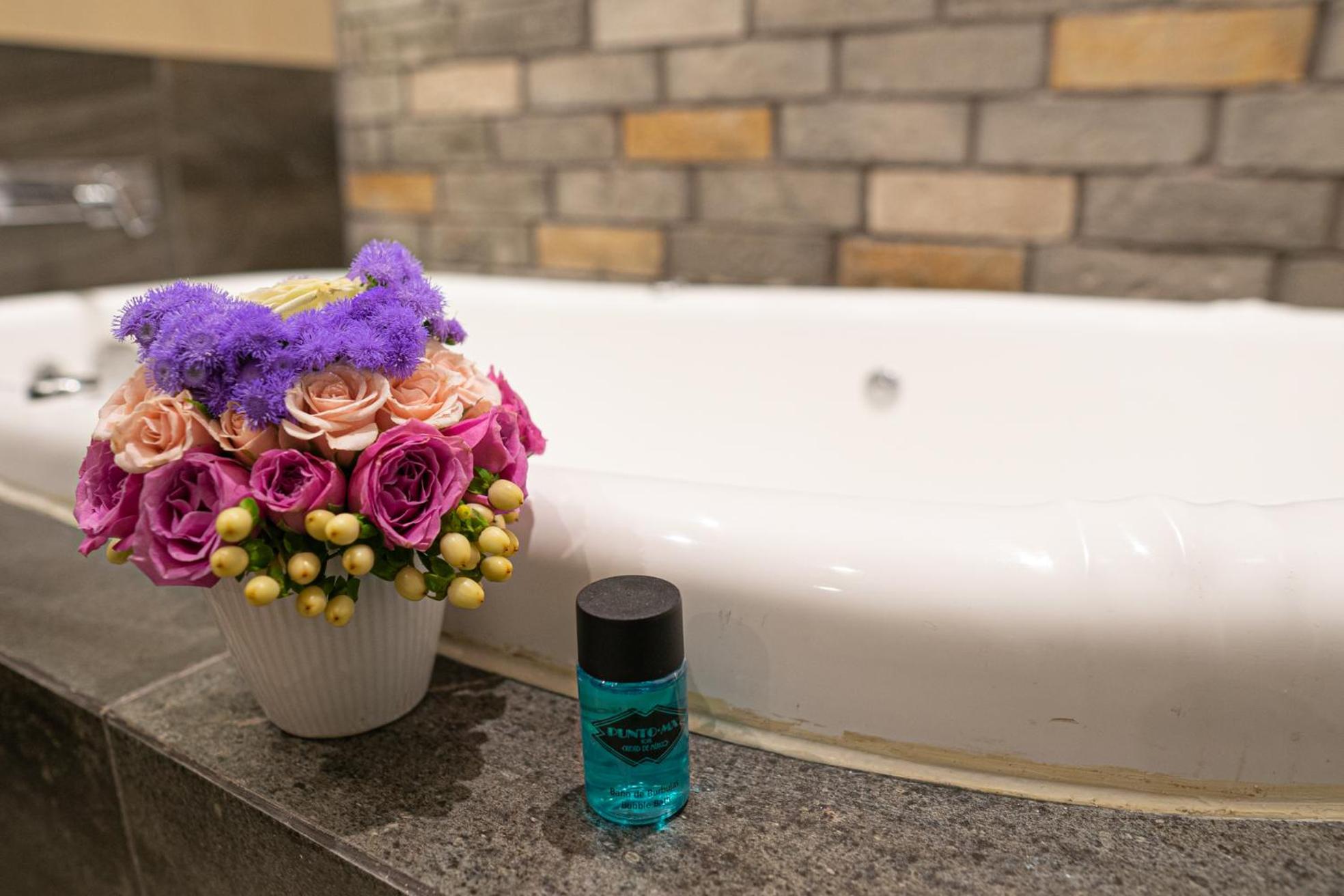 Queen Room with Spa Bath photo 2