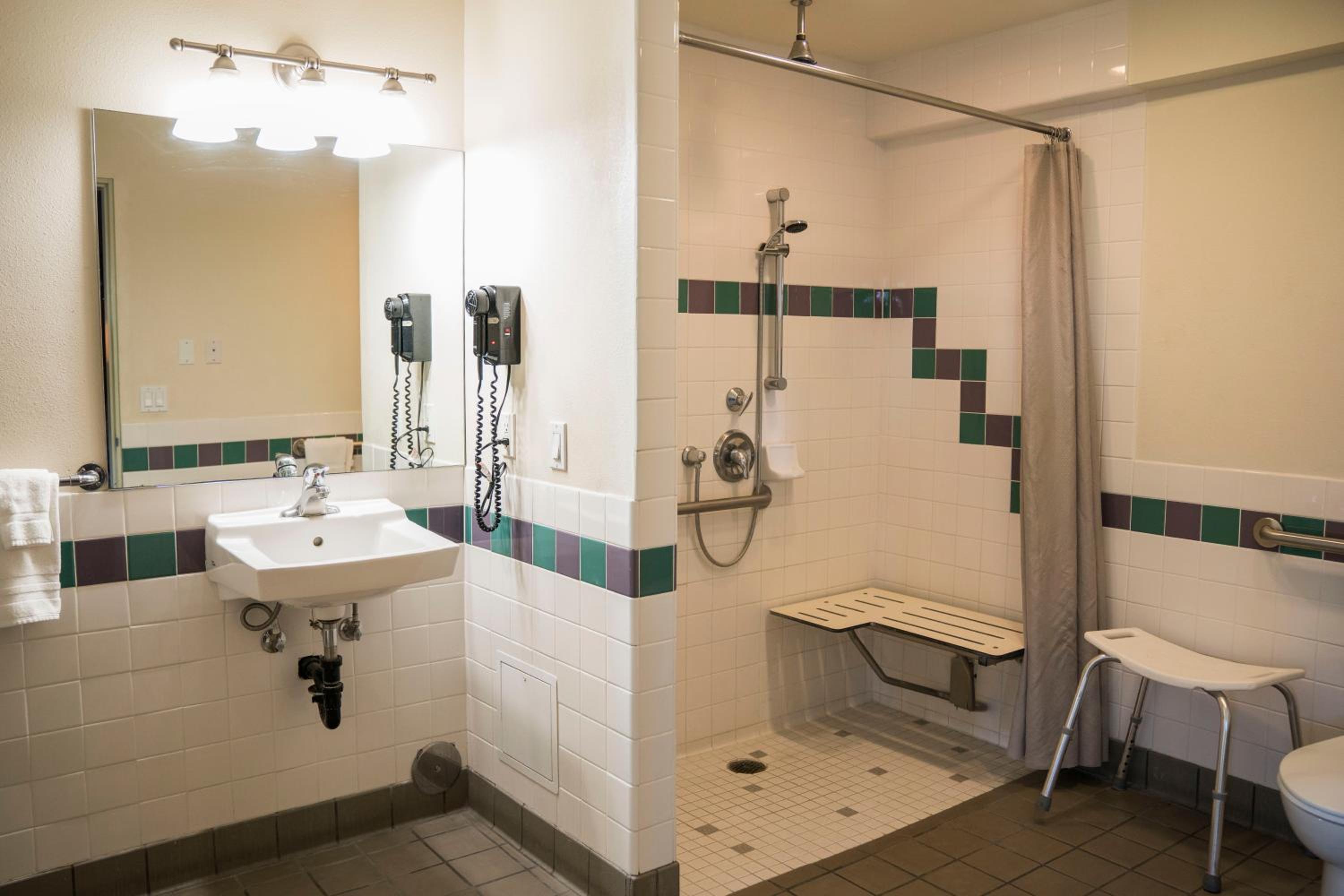 Queen Room - Disability Access photo 2