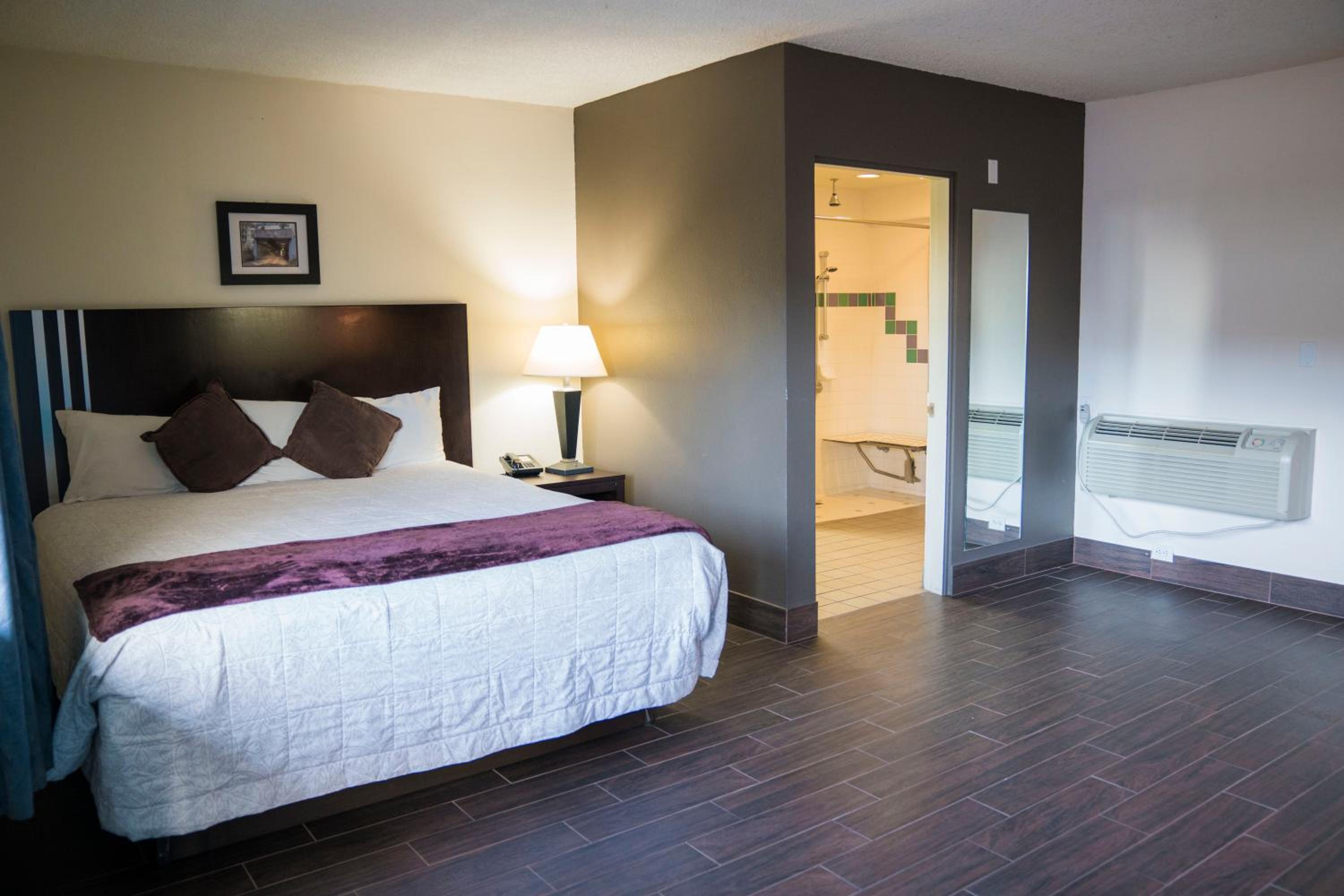 Queen Room - Disability Access photo 1