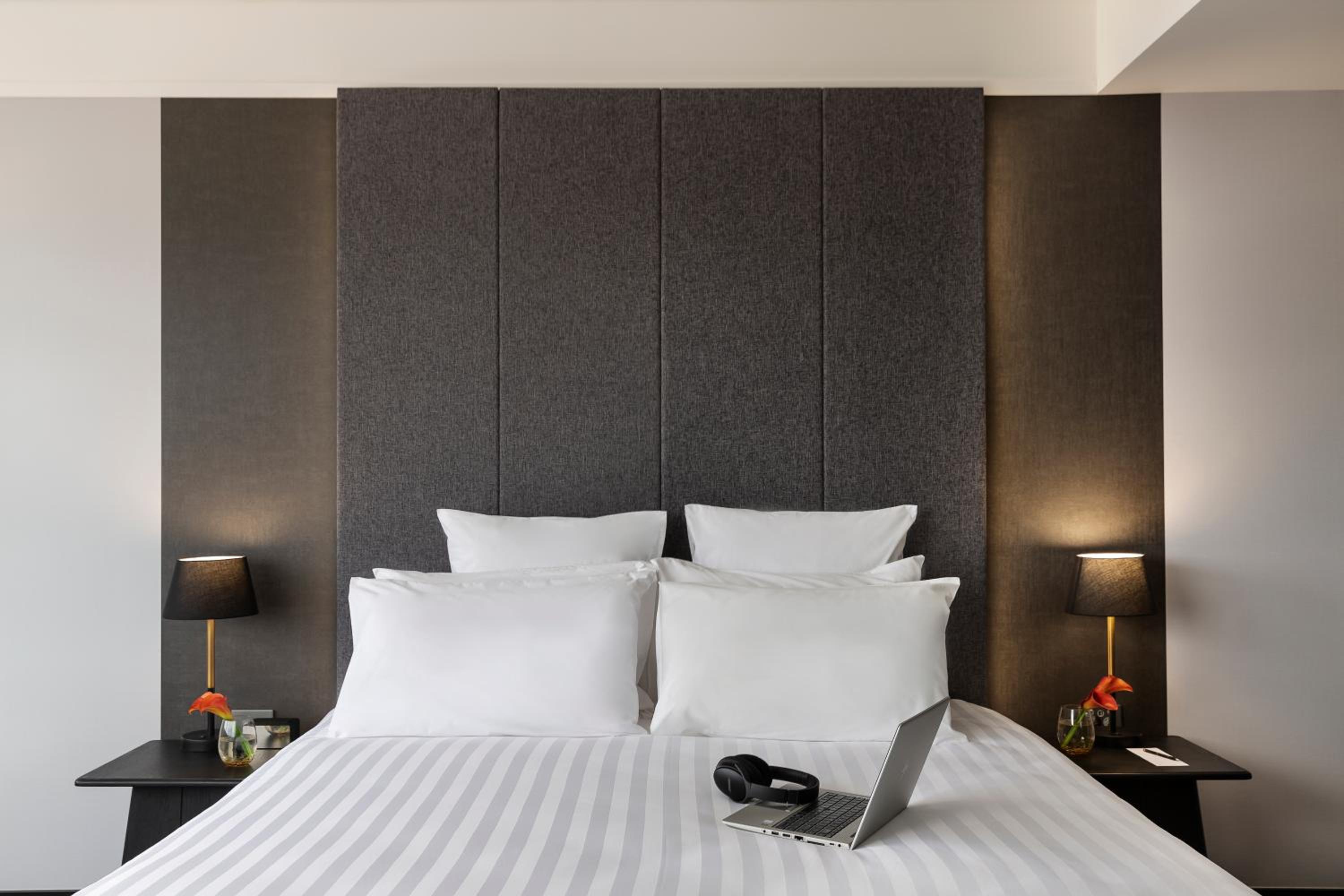 Superior King Room with City View - Photo 3