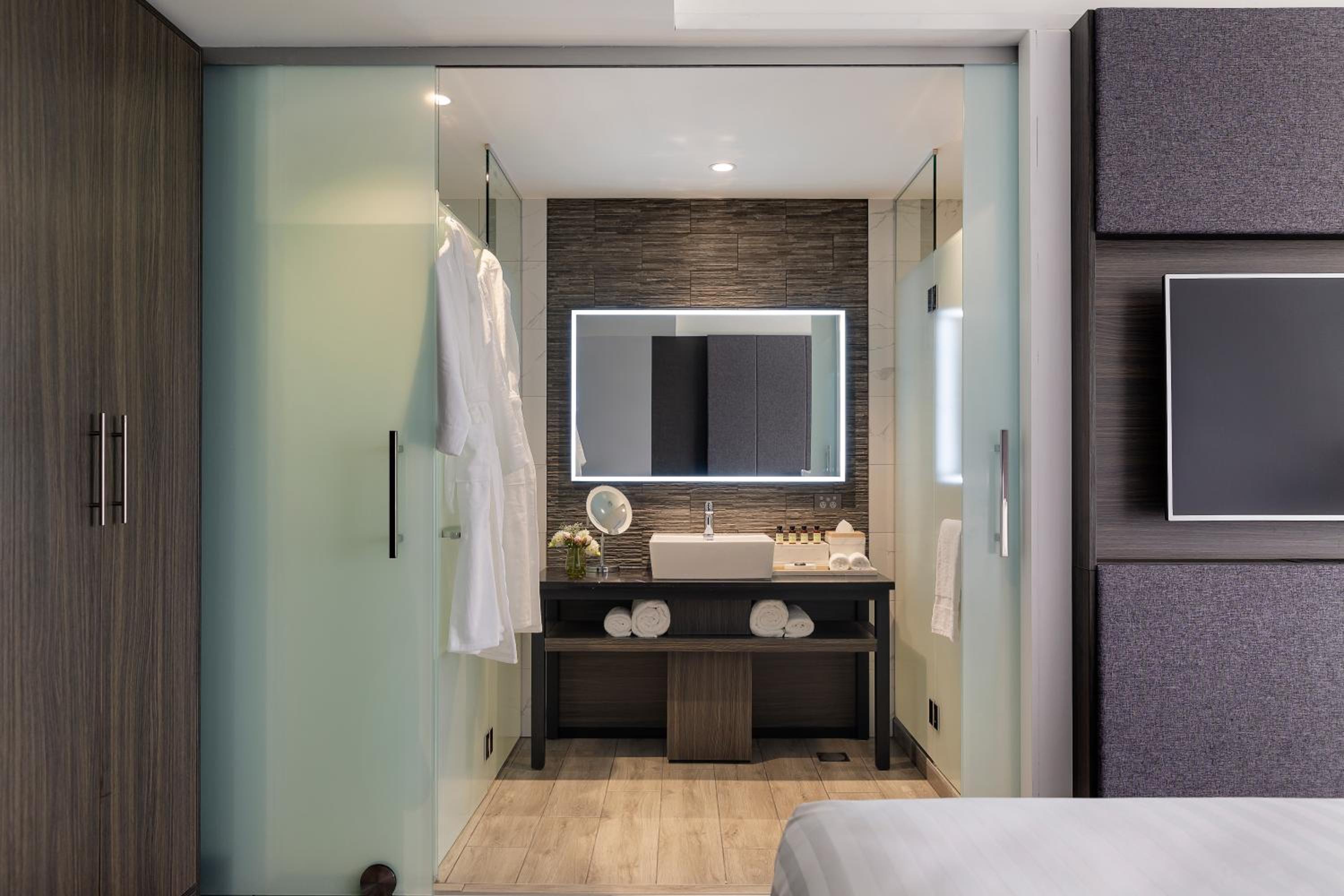 Superior King Room with City View - Photo 5