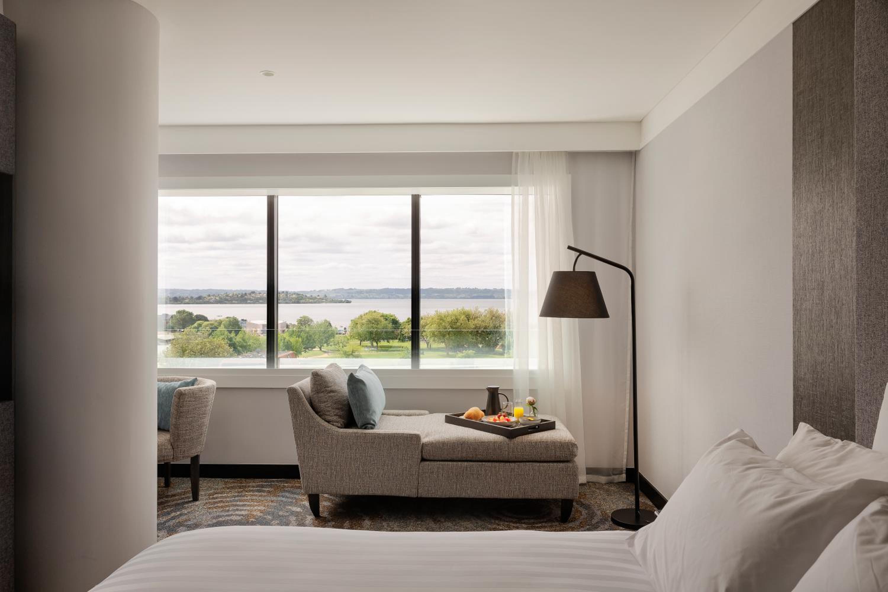 Superior King Room with Lake View - Photo 2