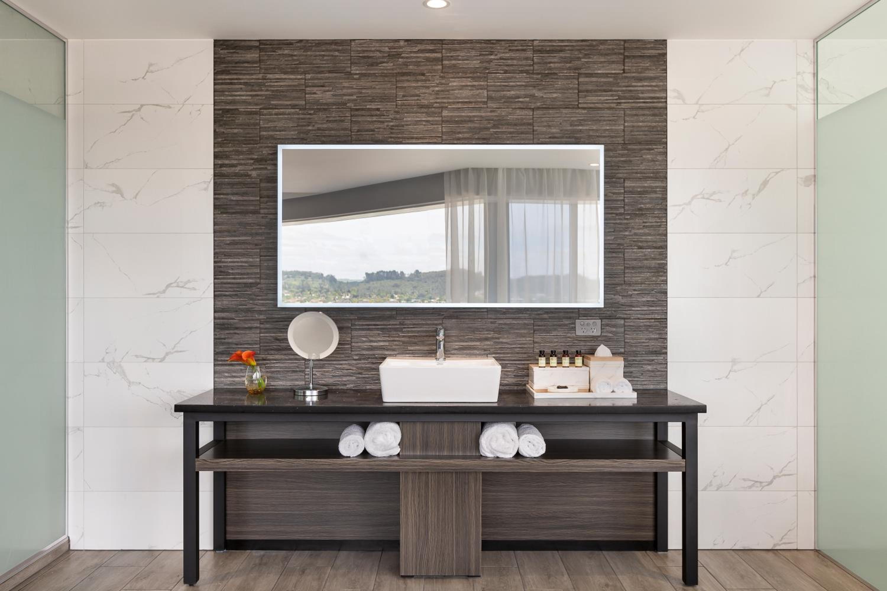 Superior King Room with City View - Photo 4