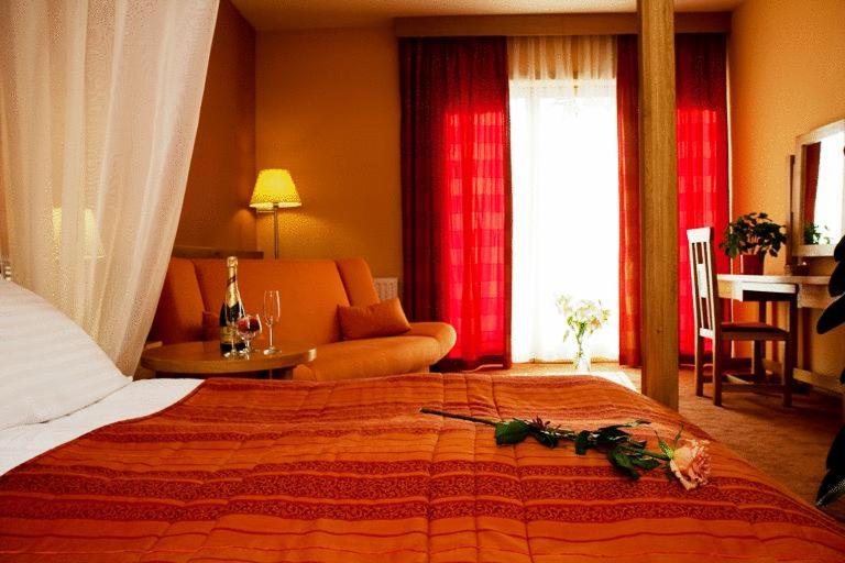 Honeymoon Room - Photo 6