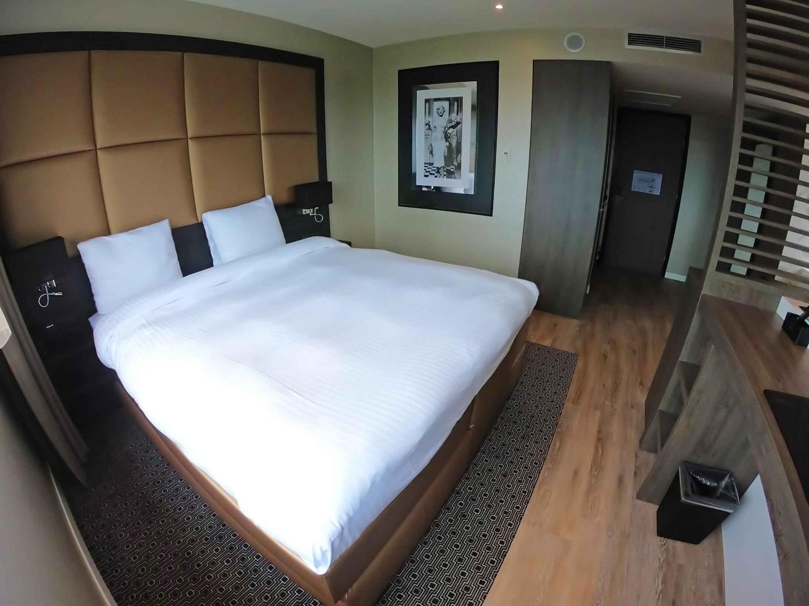 Executive Suite - Photo 1