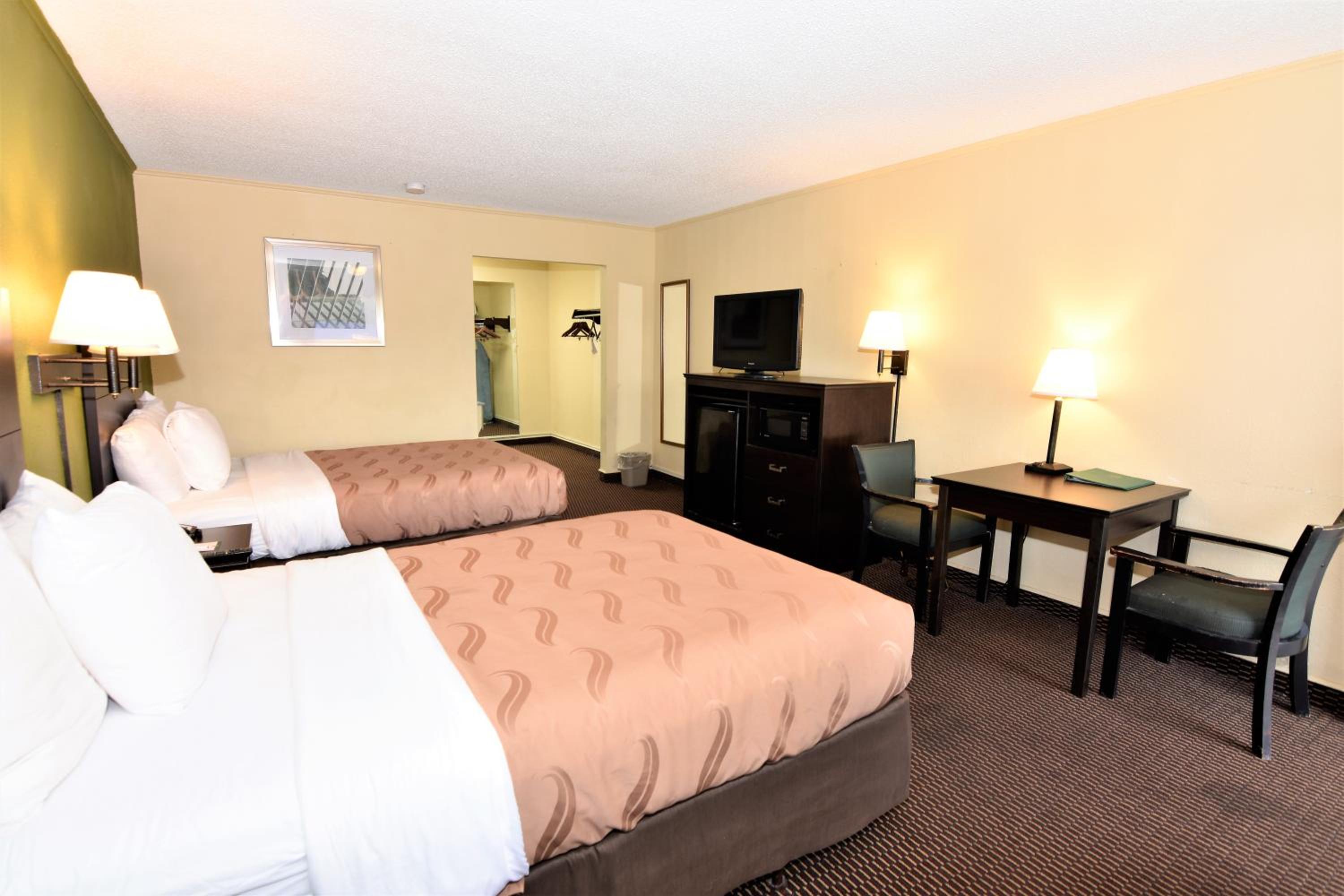 Double Room with Two Double Beds - Smoking - Photo 1
