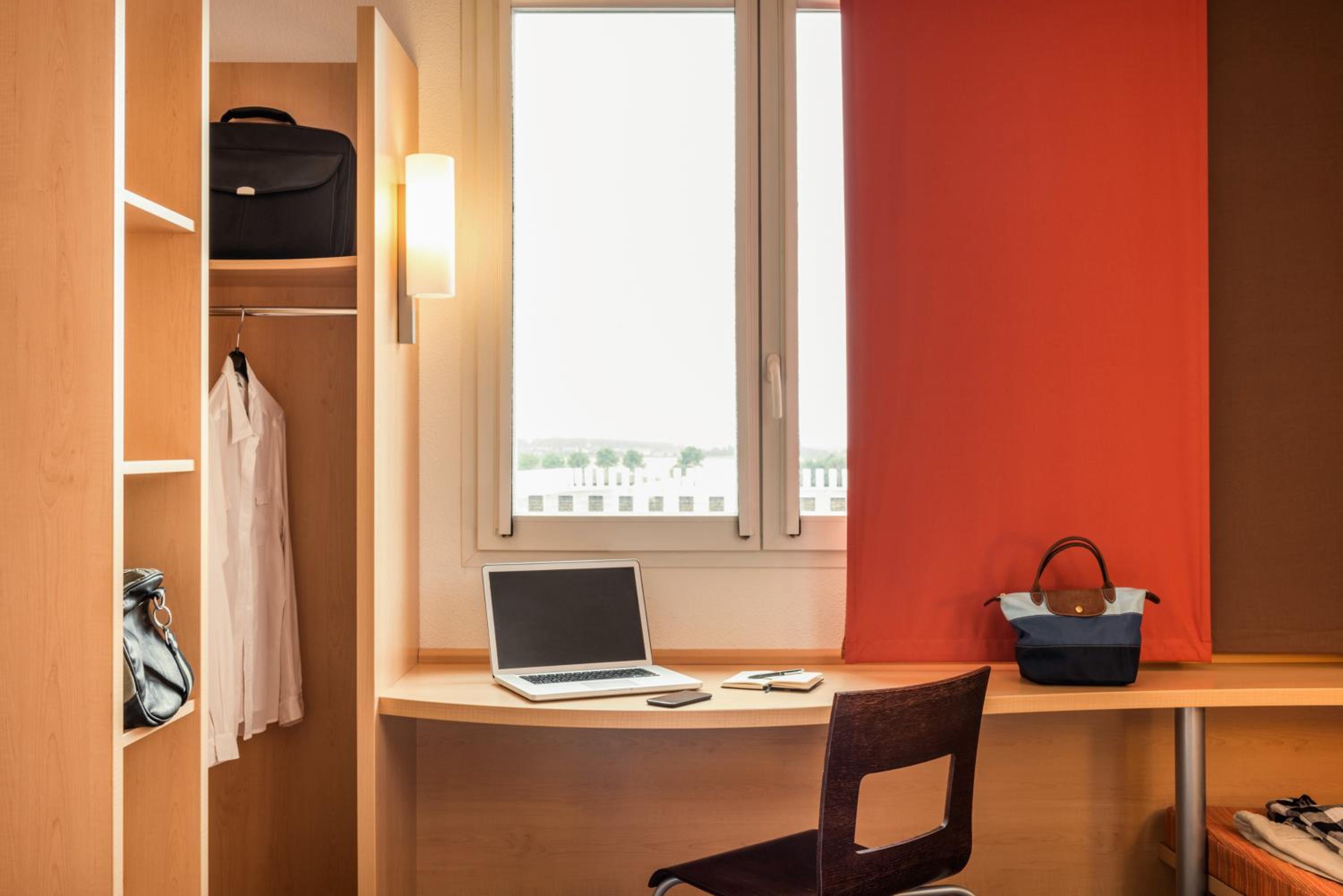 Standard Room with 2 Single Beds - Photo 3