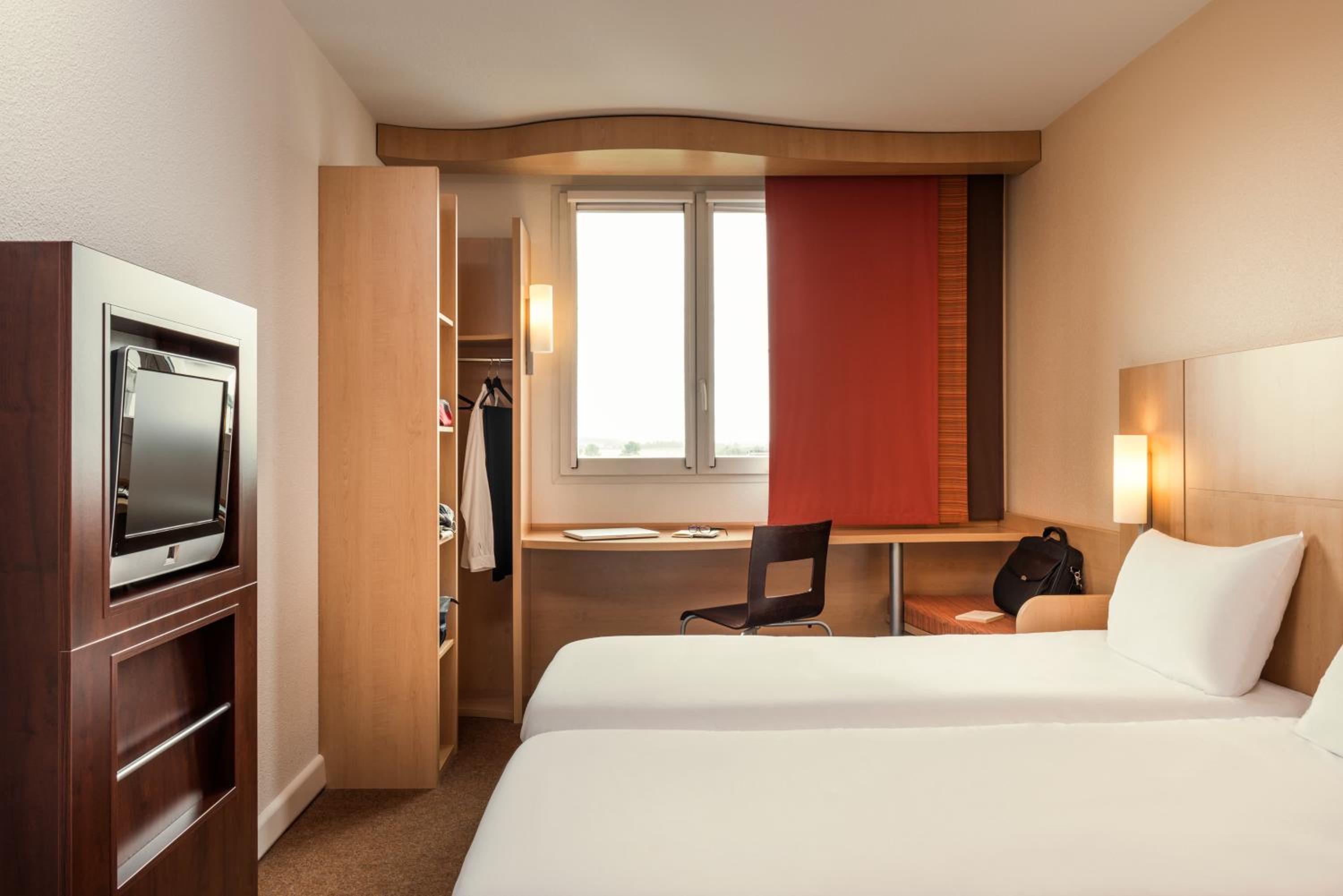 Standard Room with 2 Single Beds - Photo 4