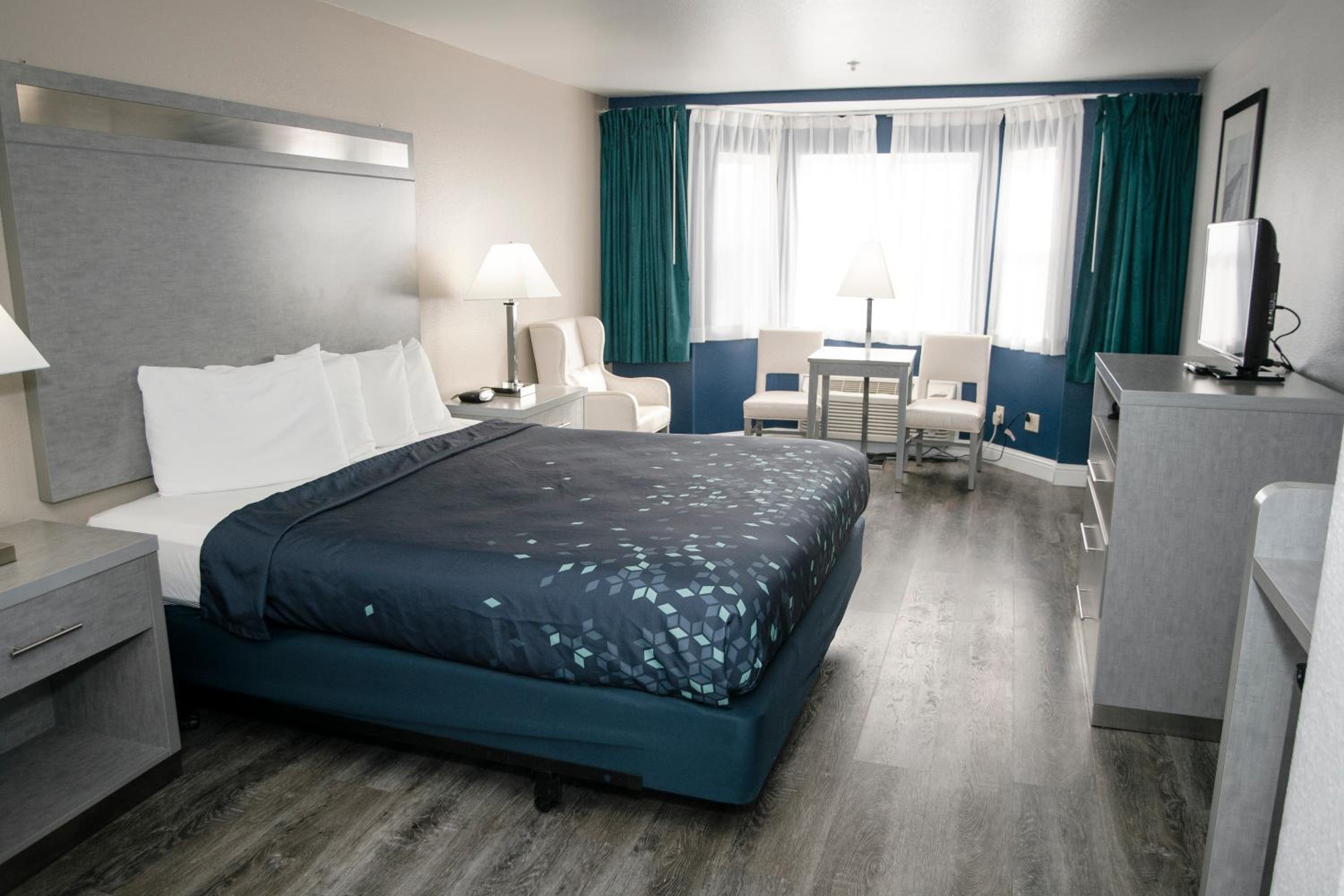 Deluxe King Room photo 1