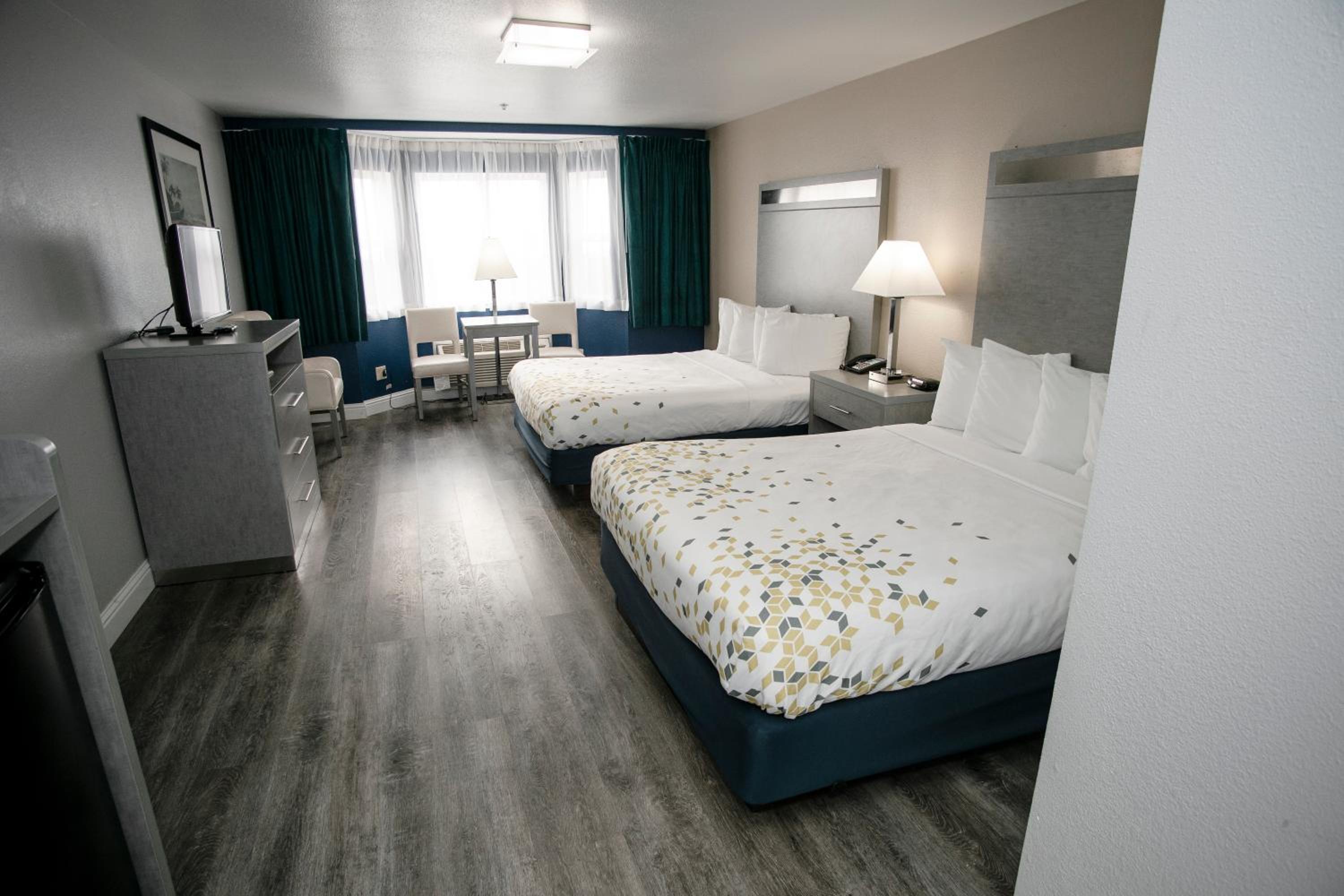 Deluxe Queen Room with Two Queen Beds photo 2