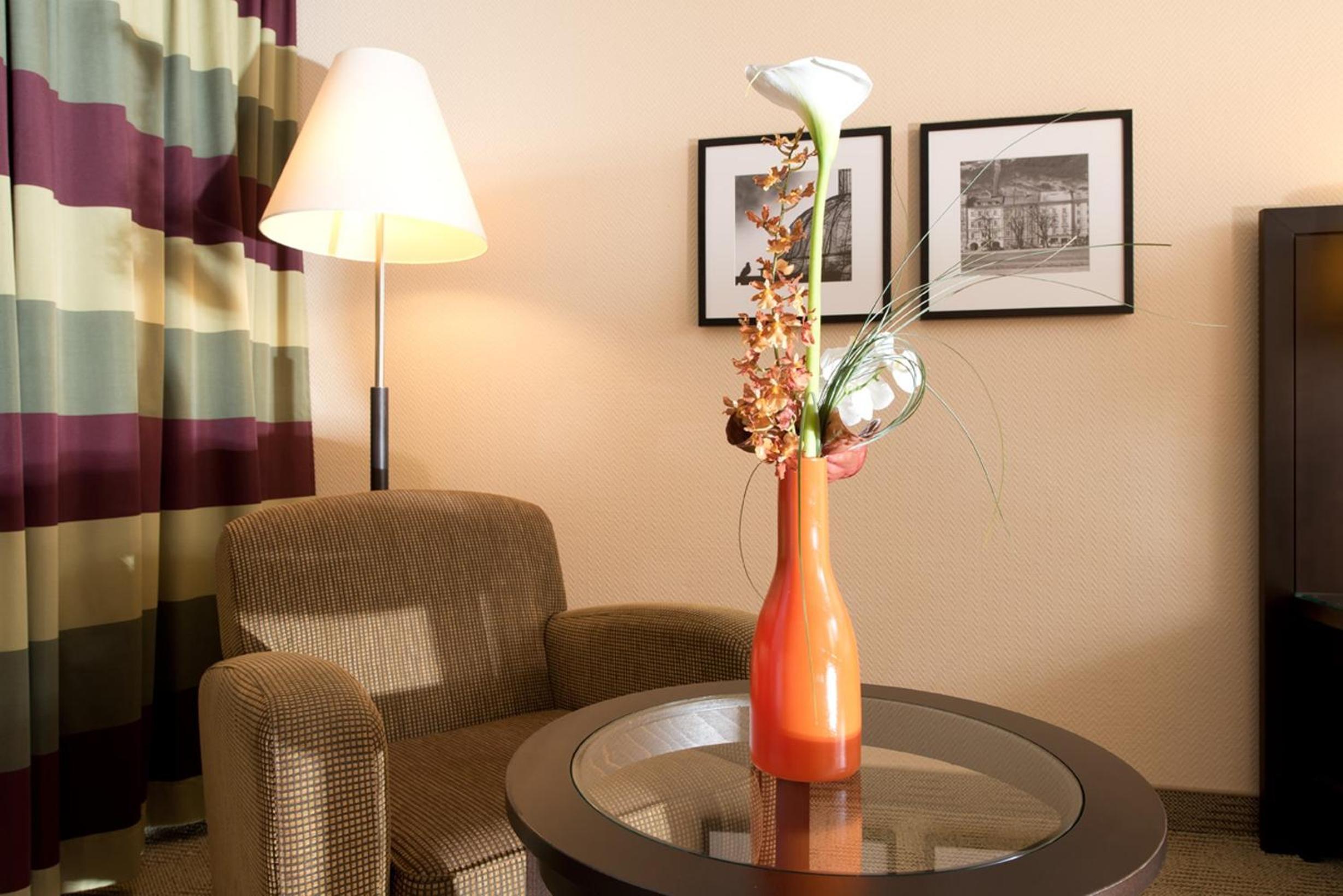 Family Room thumbnail 5
