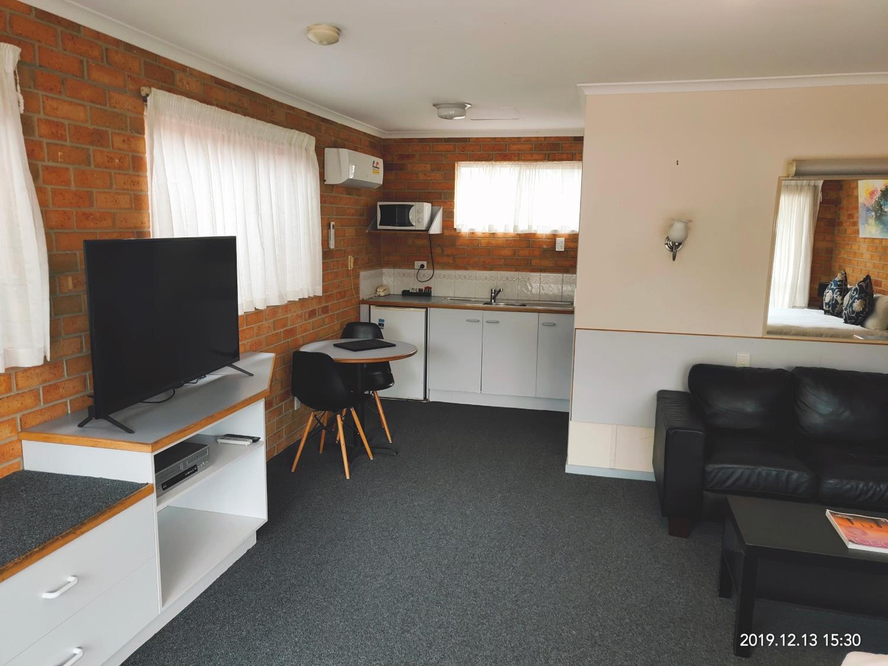 Deluxe Suite with Spa Bath - Photo 2