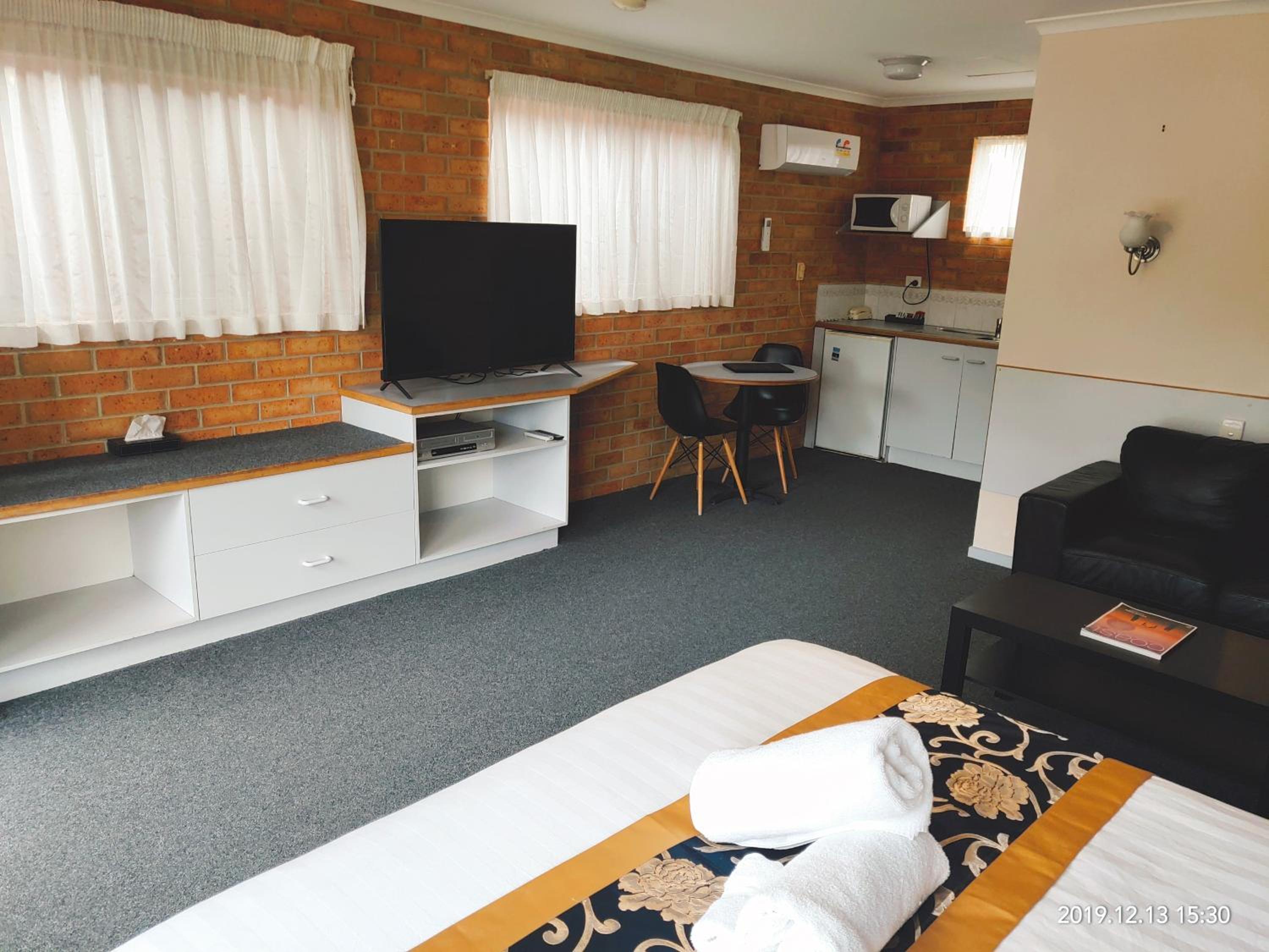Deluxe Suite with Spa Bath - Photo 3