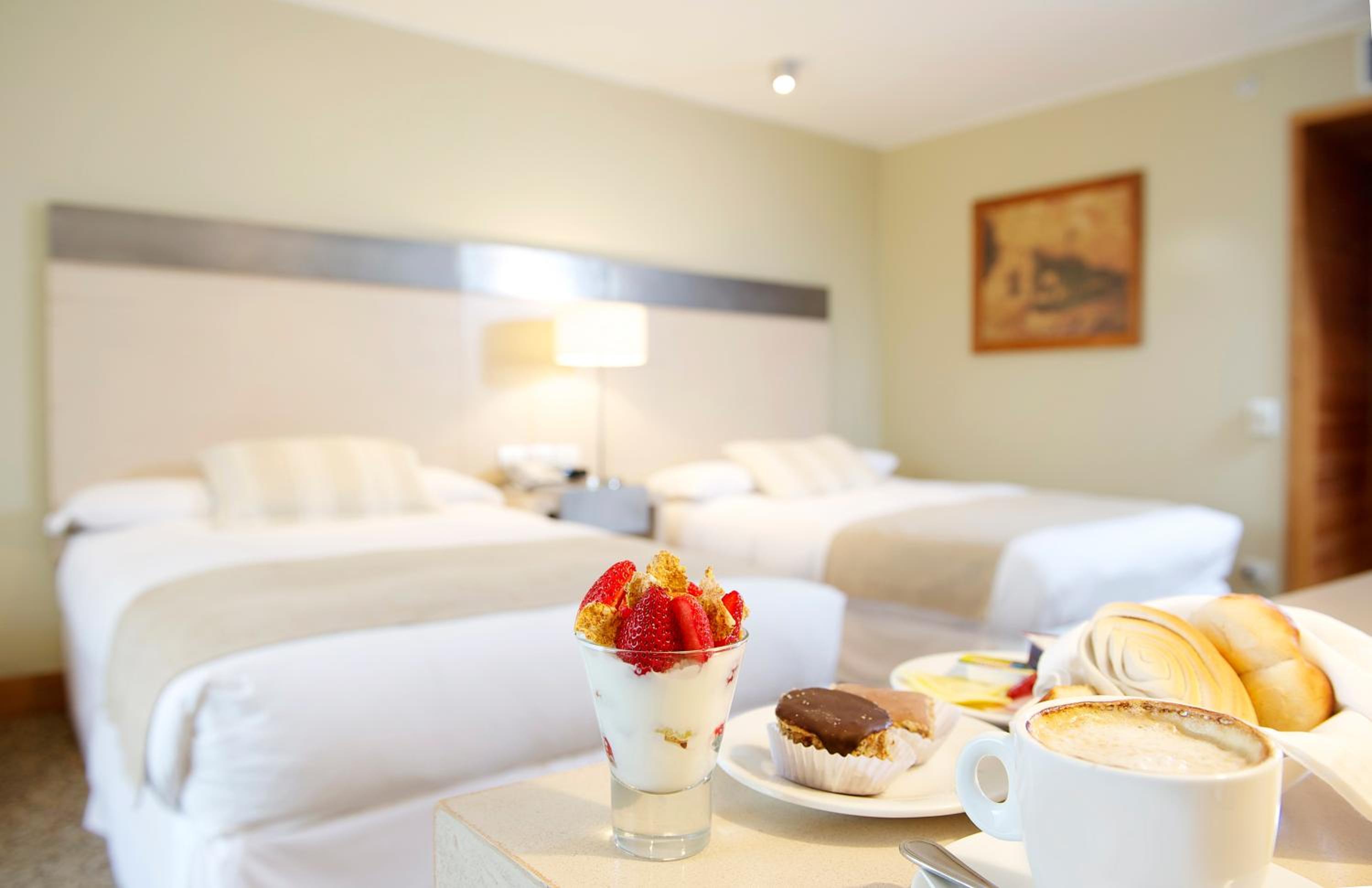 Twin Room - Non-Smoking - Photo 2