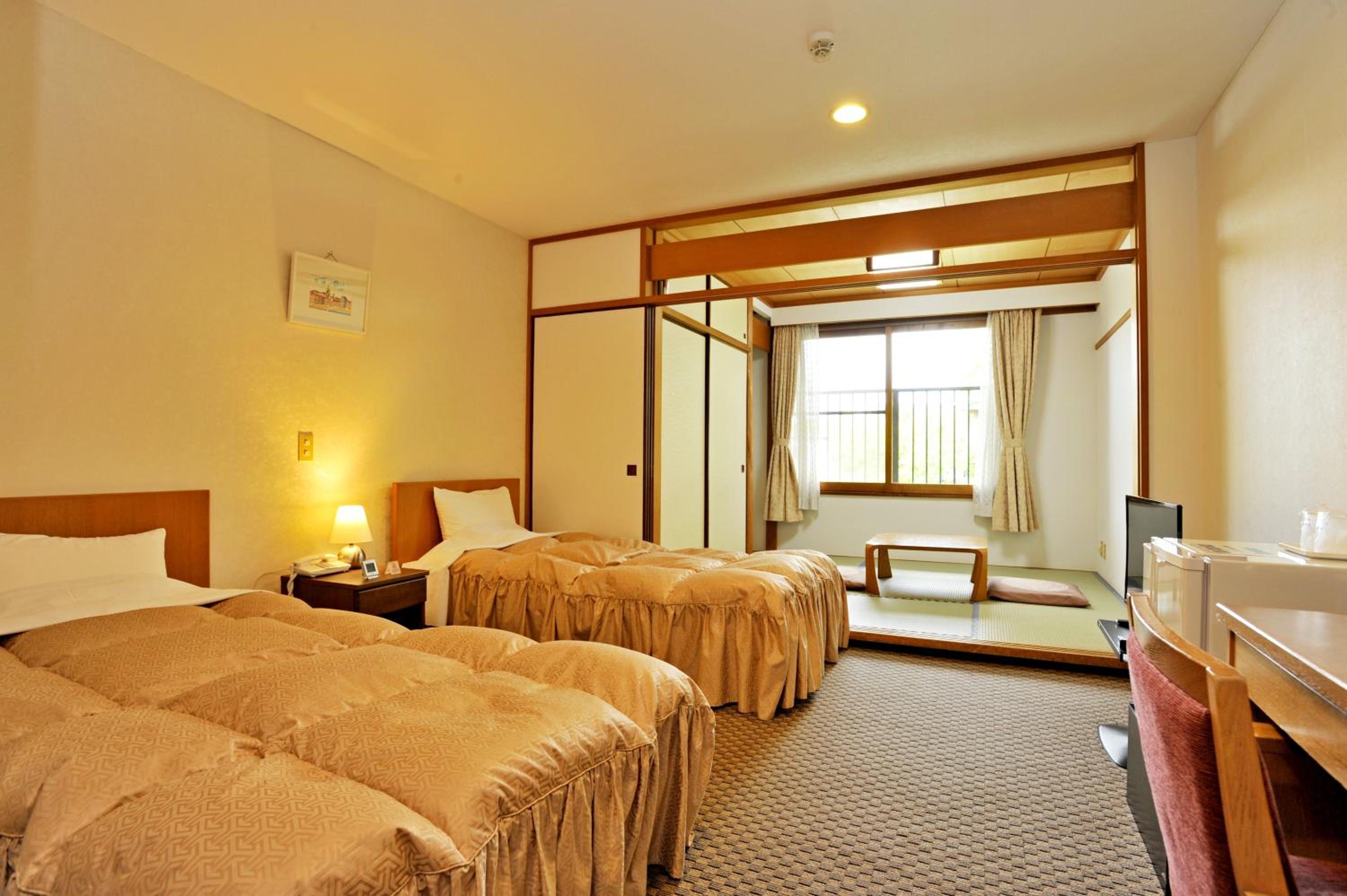 Modern Japanese-Style Room - Photo 7