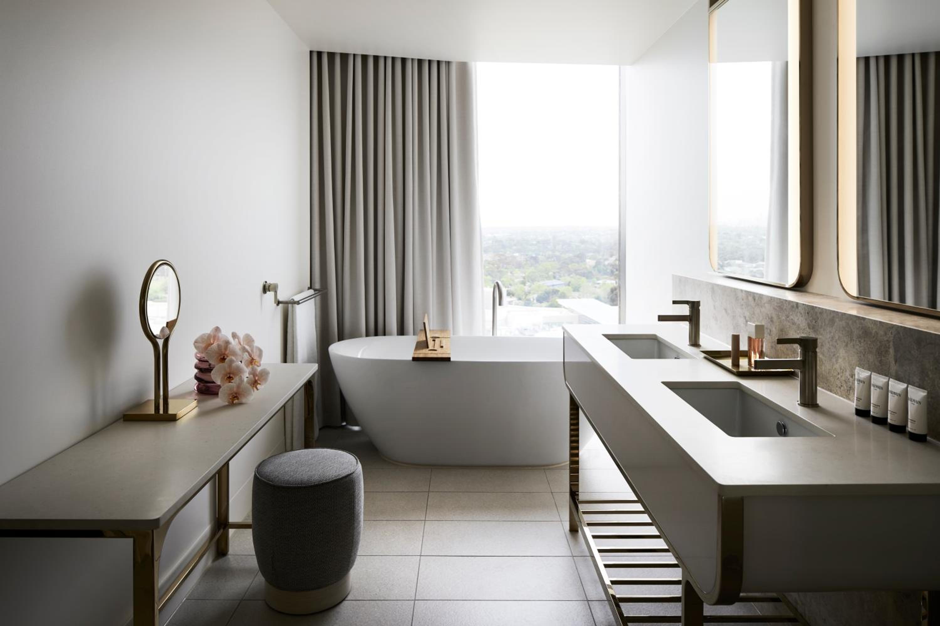 Deluxe King Suite - Photo 7