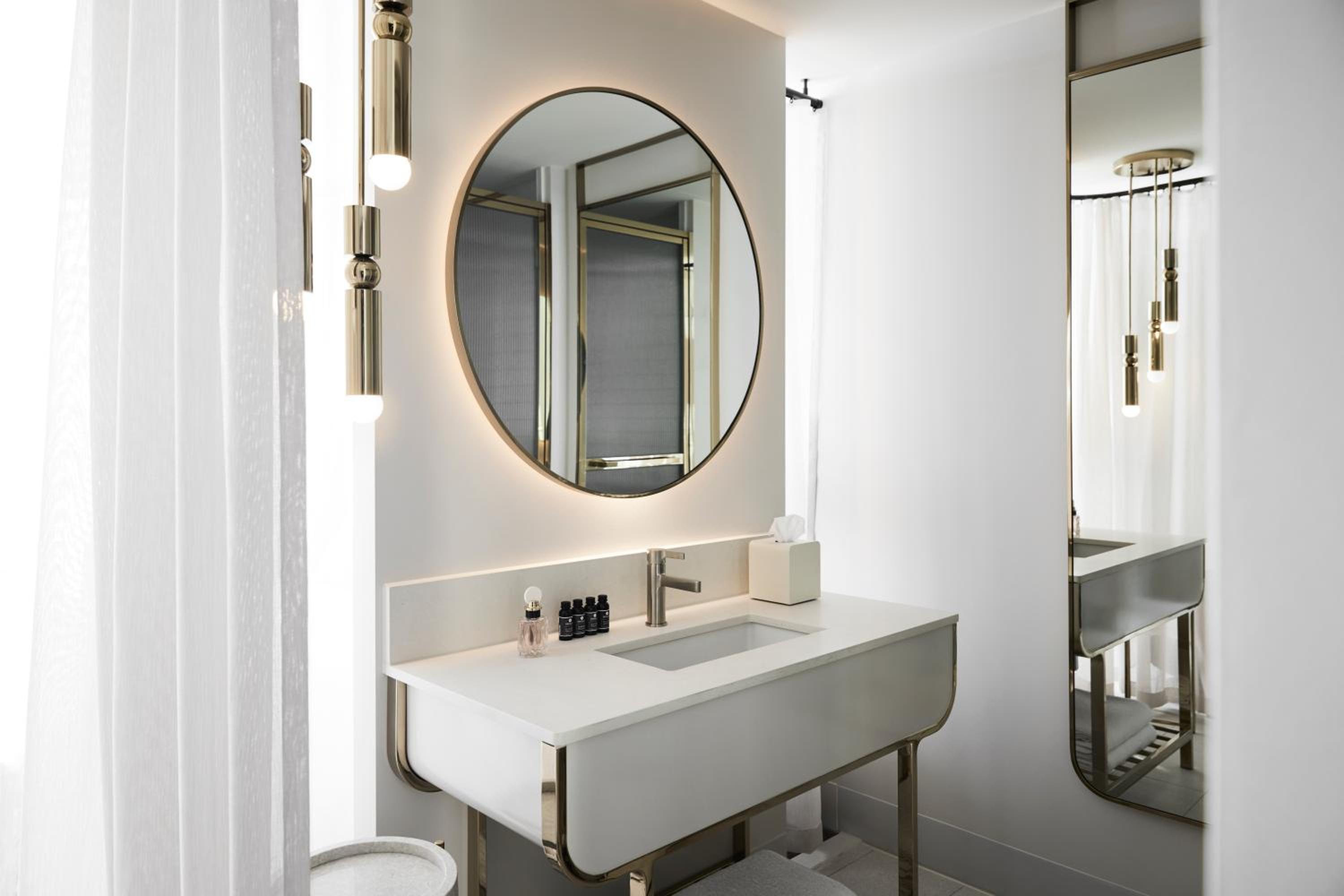 Deluxe King Room with Open Bathroom - Photo 2