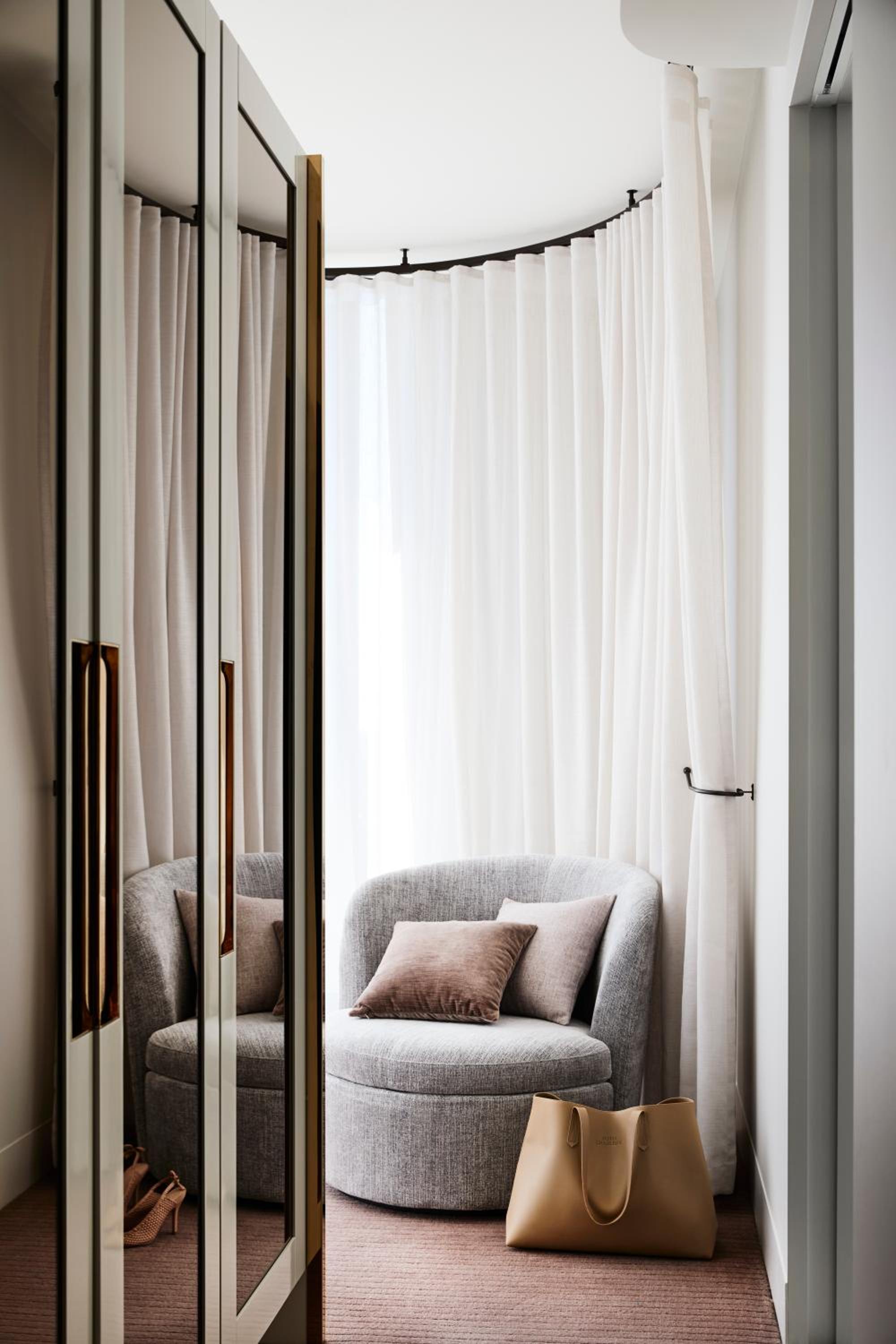 Deluxe King Suite - Photo 11