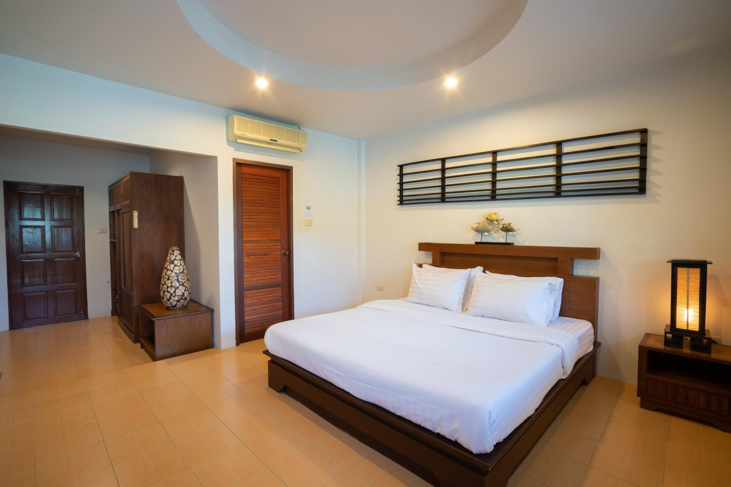 Five-Bedroom House photo 1