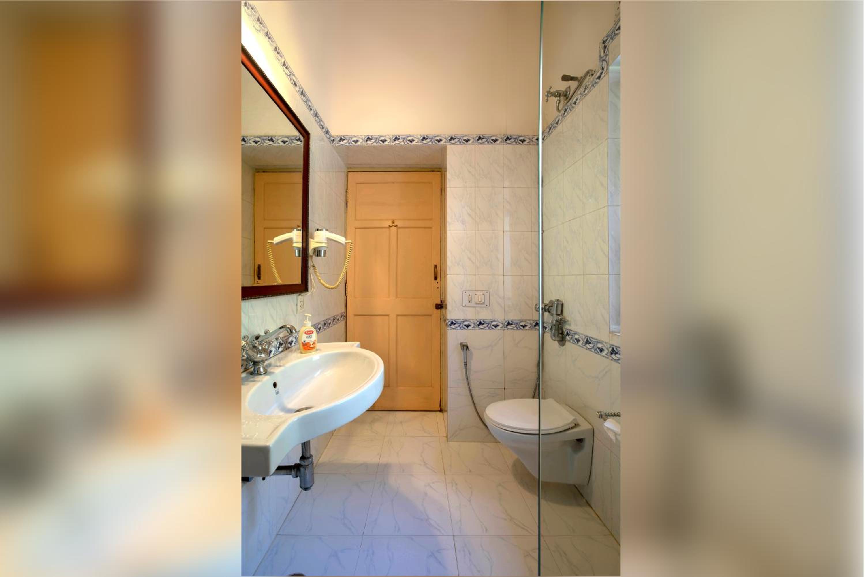 Deluxe Room - Photo 9