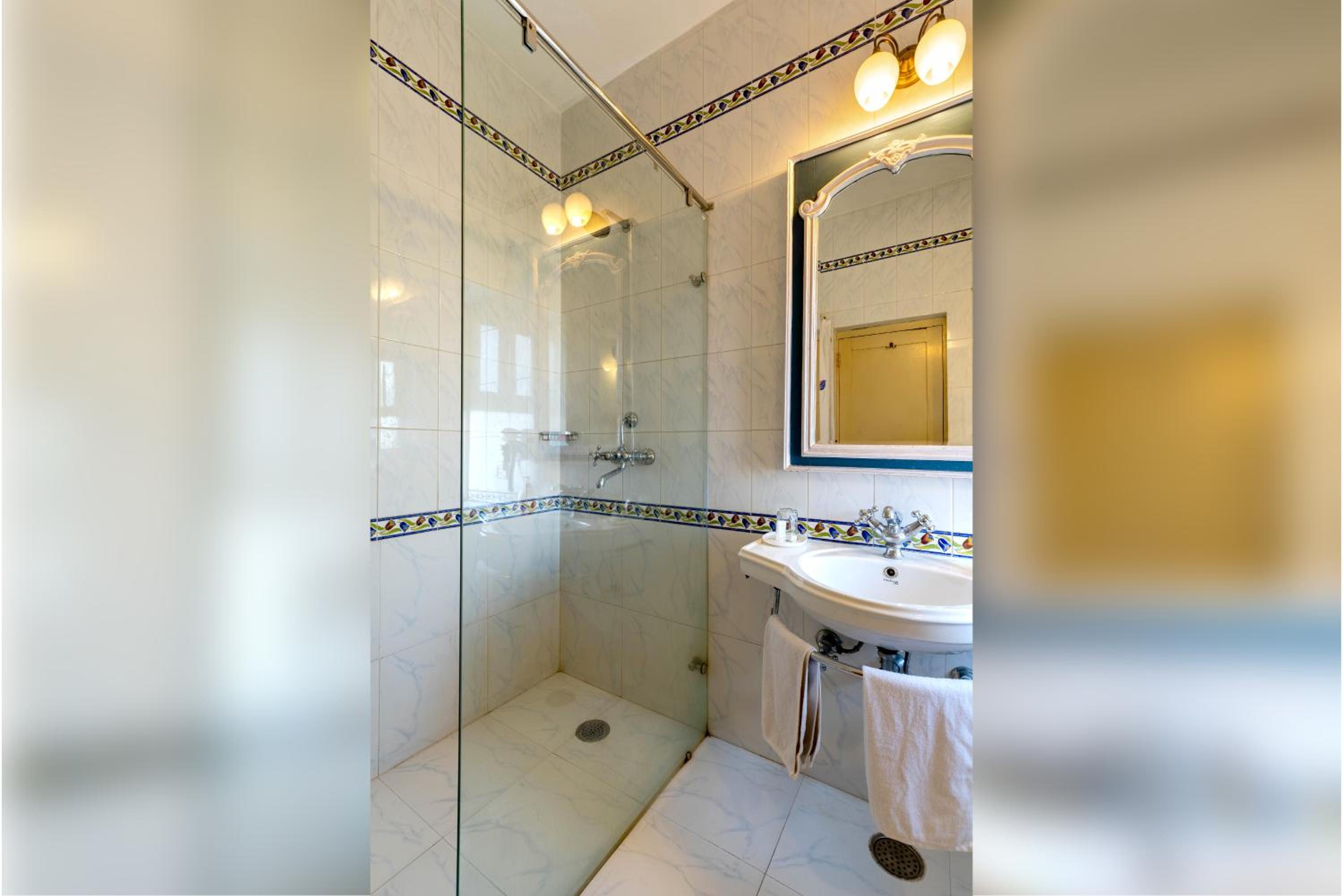 Deluxe Room - Photo 10