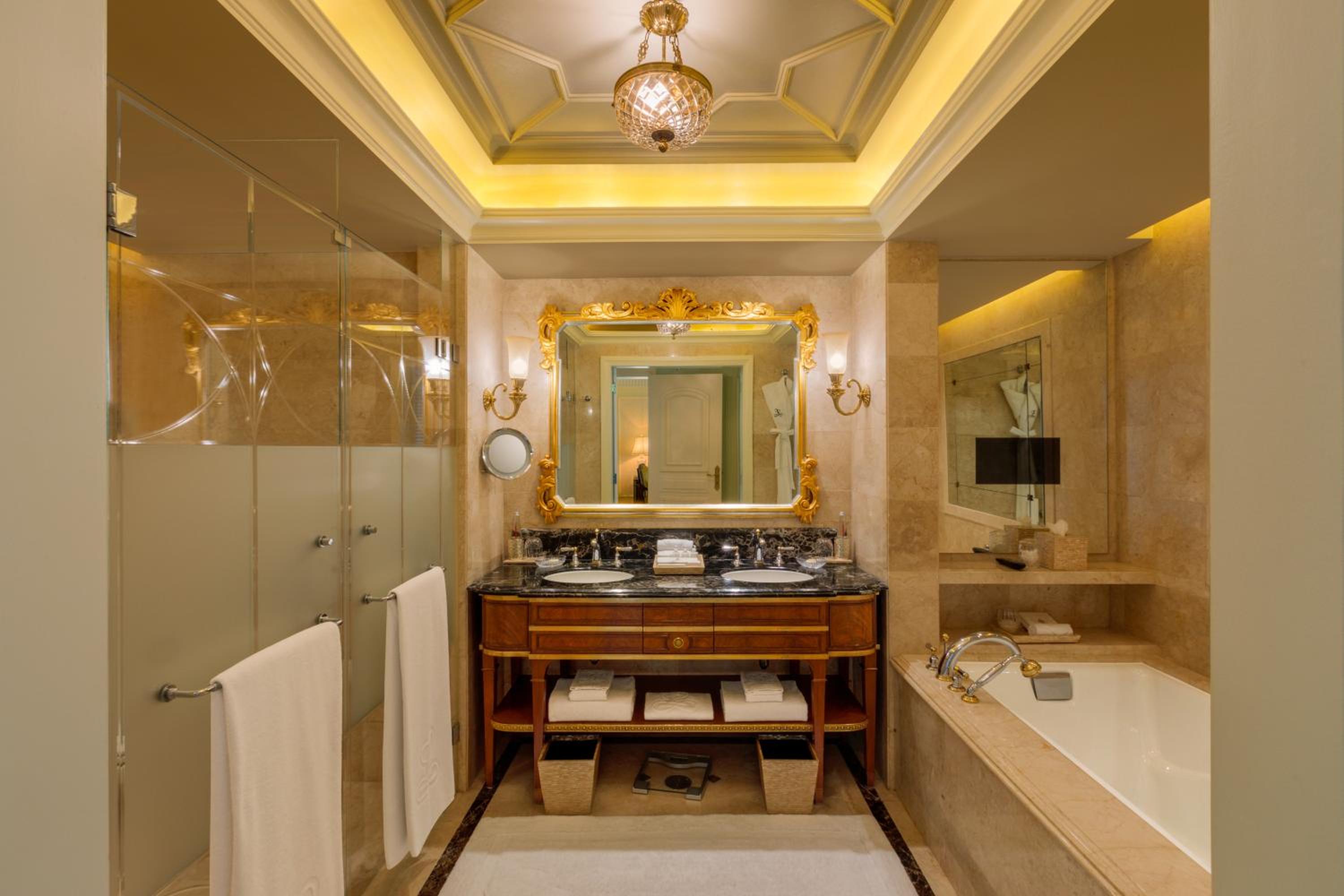 Royal Parlor Suite with Airport Transfers & Lounge Access including cocktail hours. 2 hours guaranteed early check in and late check out - Photo 2