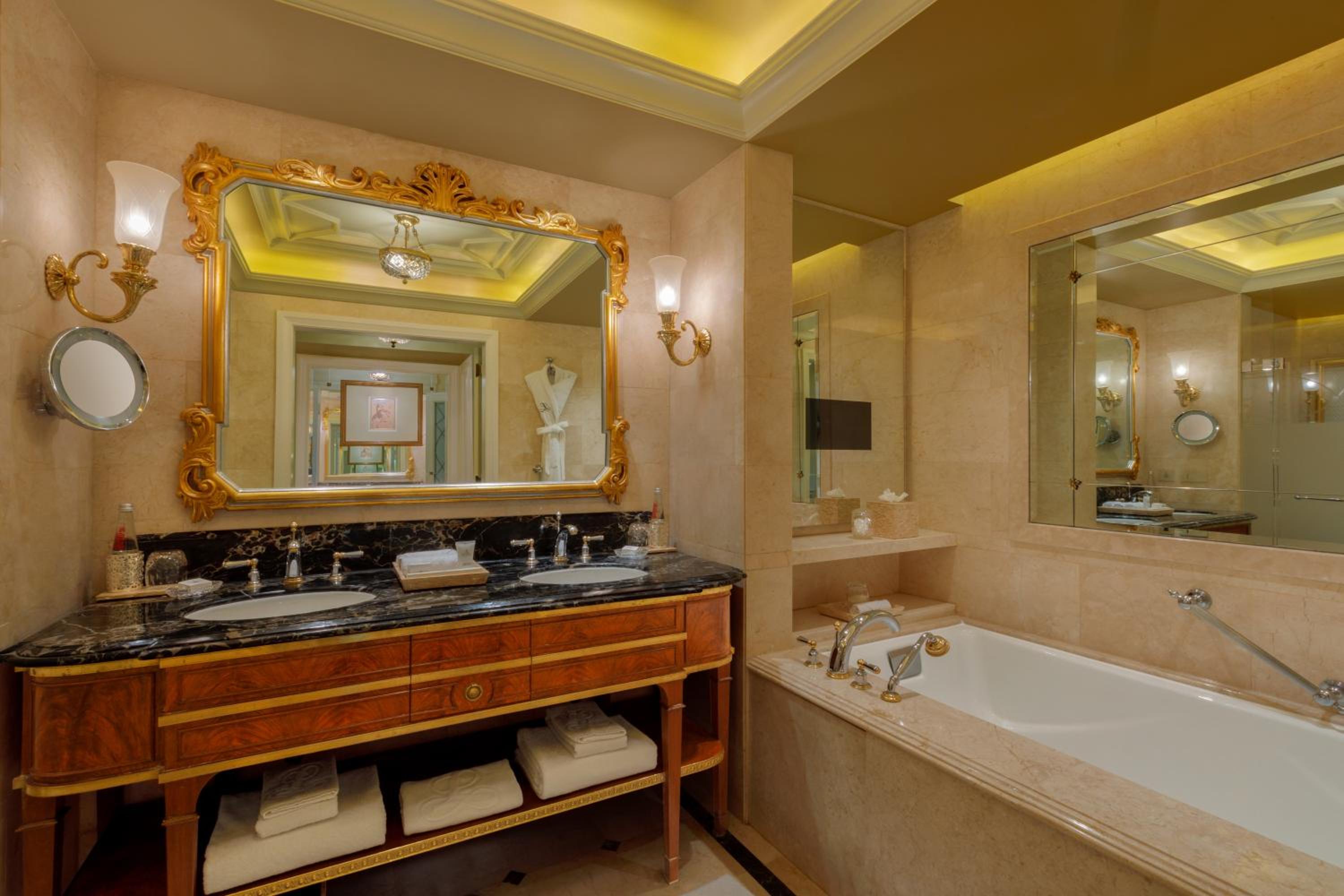 Royal Club Room with Airport Transfers & Lounge Access including cocktail hours. 2 hours guaranteed early check in and late check out - Photo 3