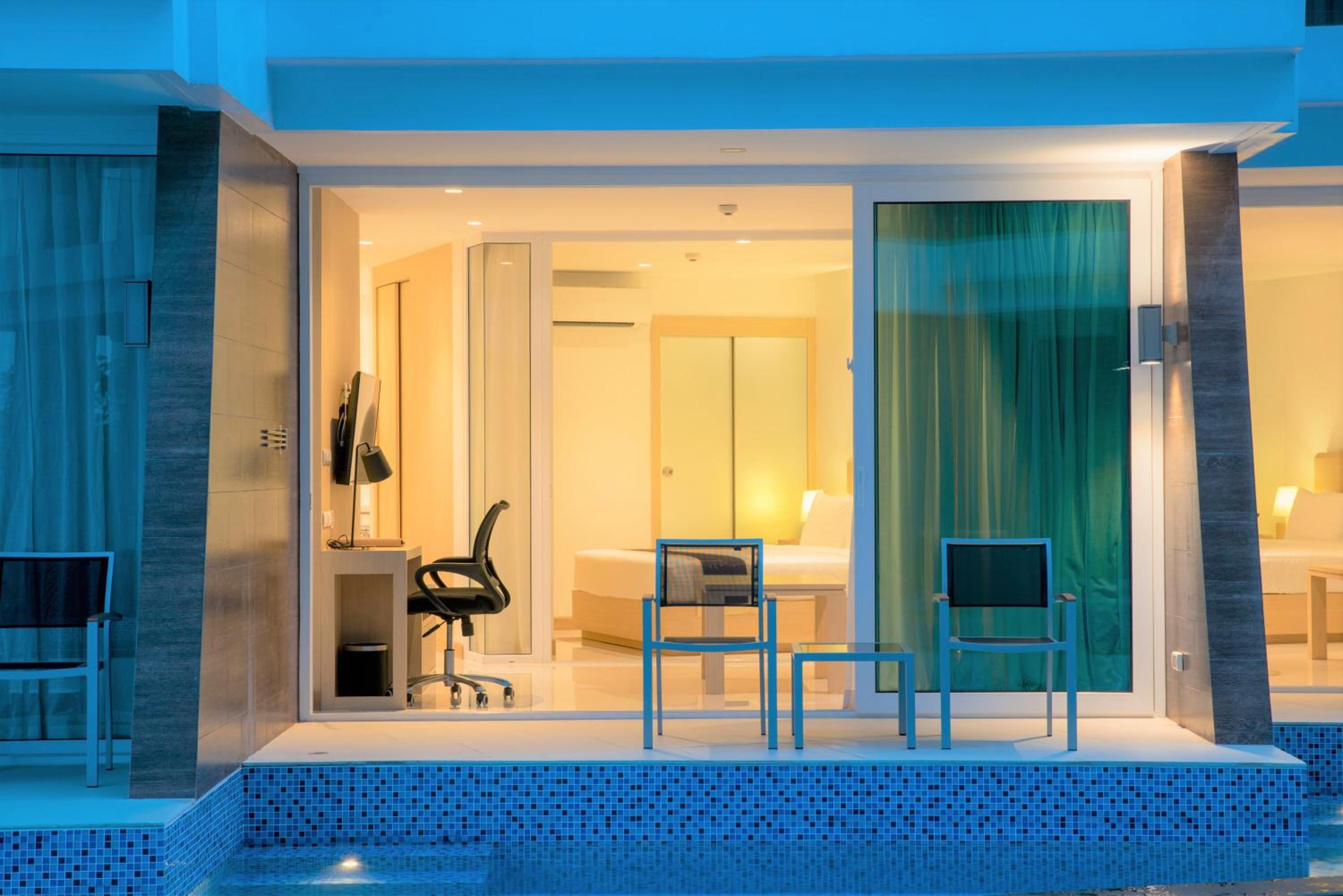One Bedroom Suite Pool Access - Photo 1
