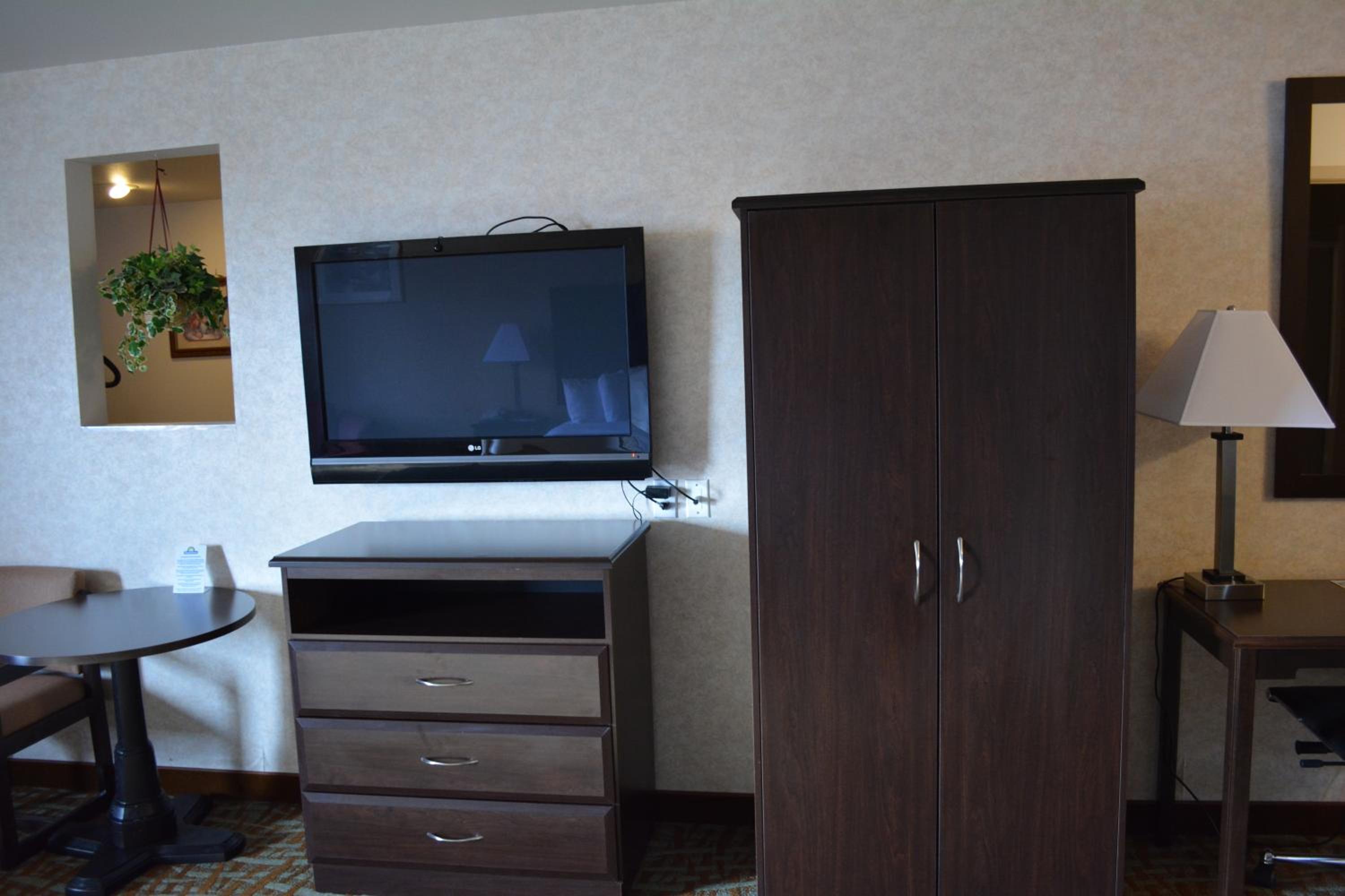 Queen Room with Two Queen Beds - Non-Smoking - Photo 2