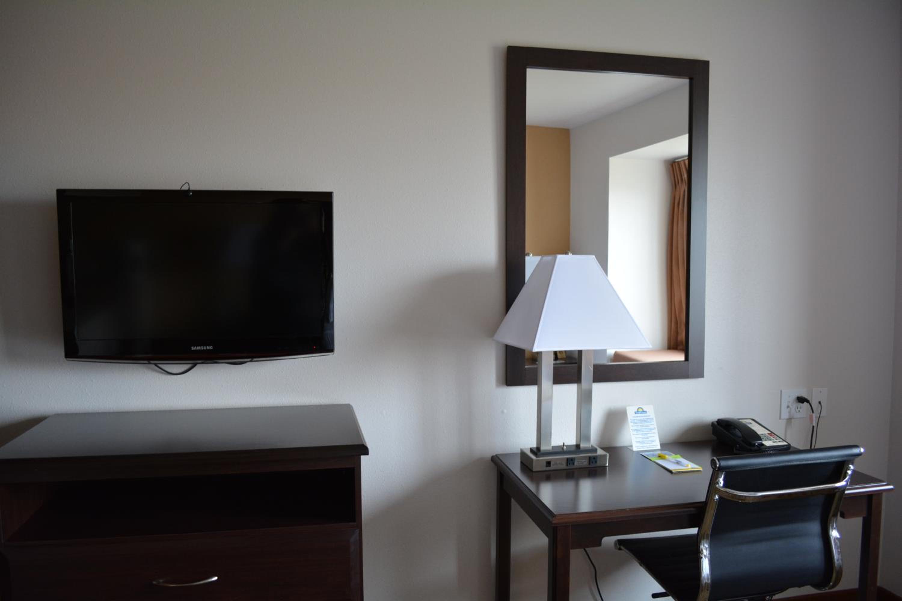 Queen Studio Suite - Non-Smoking - Photo 5