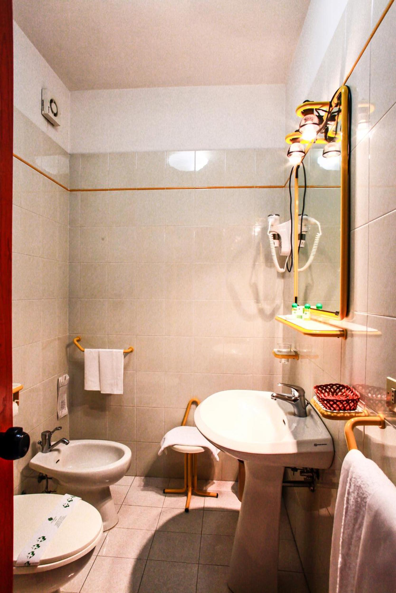 Double Room - Photo 16