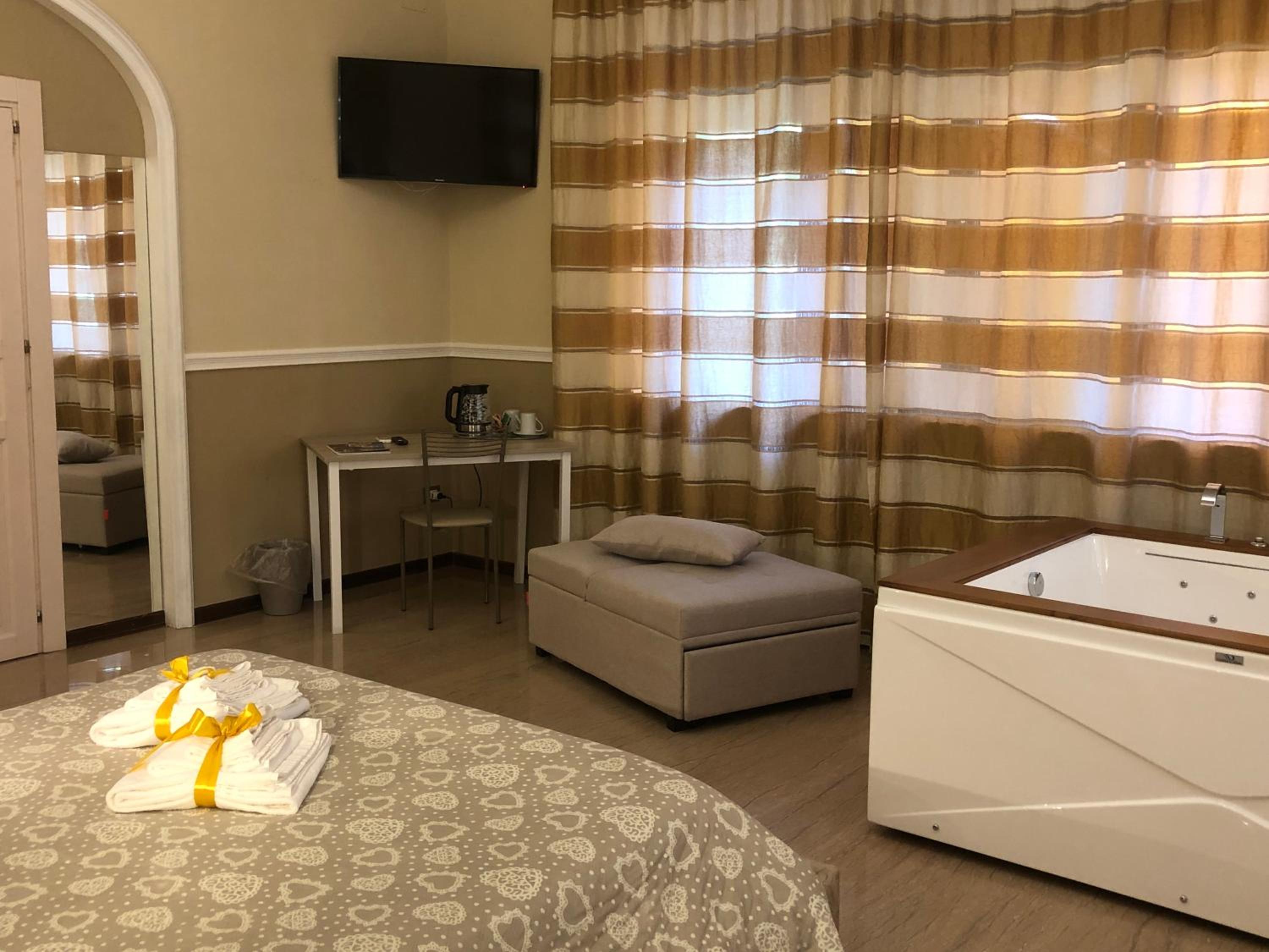 Deluxe Suite with Spa Bath photo 1