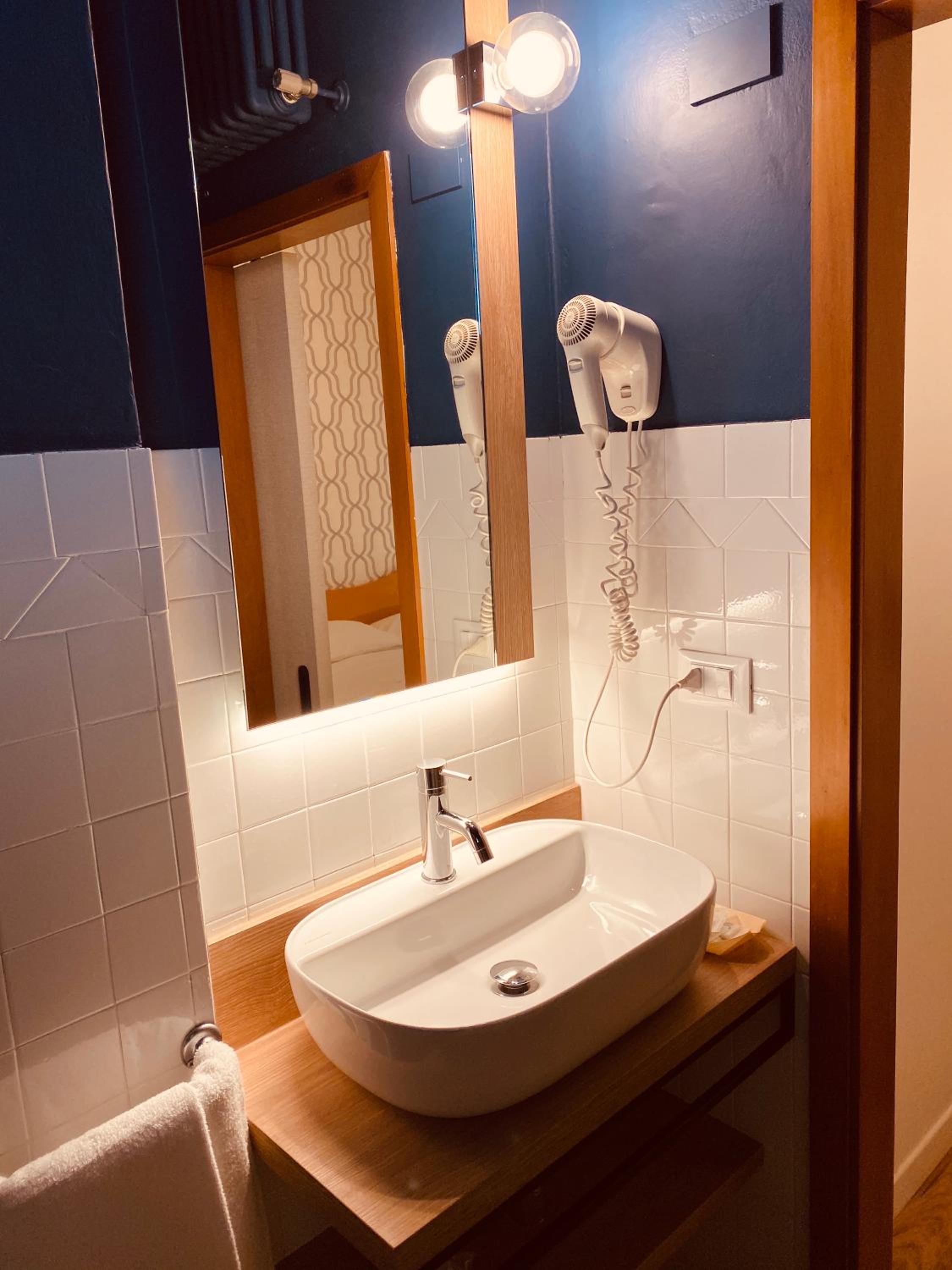 Superior Double or Twin Room with Pool View - Photo 12