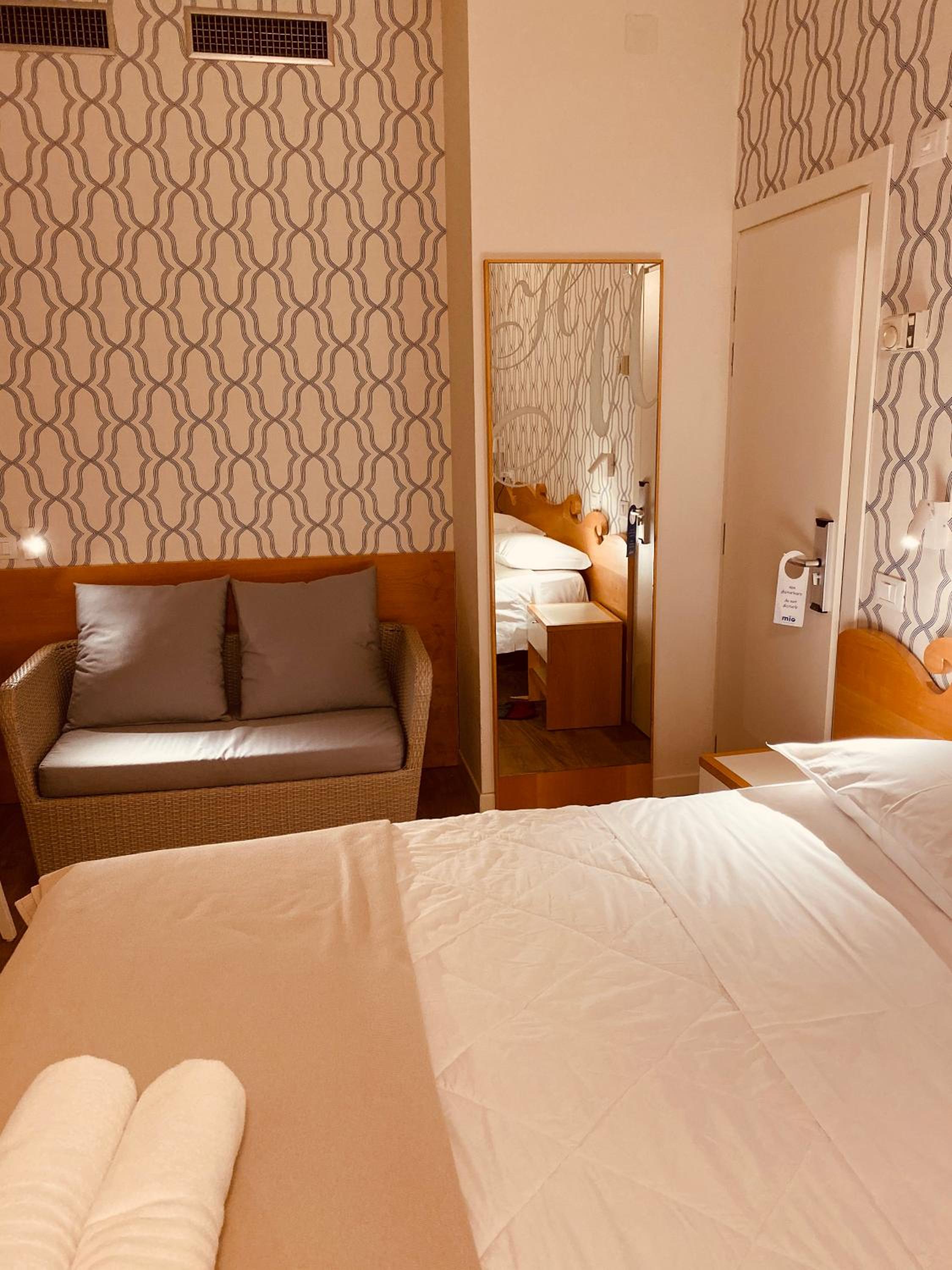 Superior Double or Twin Room with Pool View - Photo 4